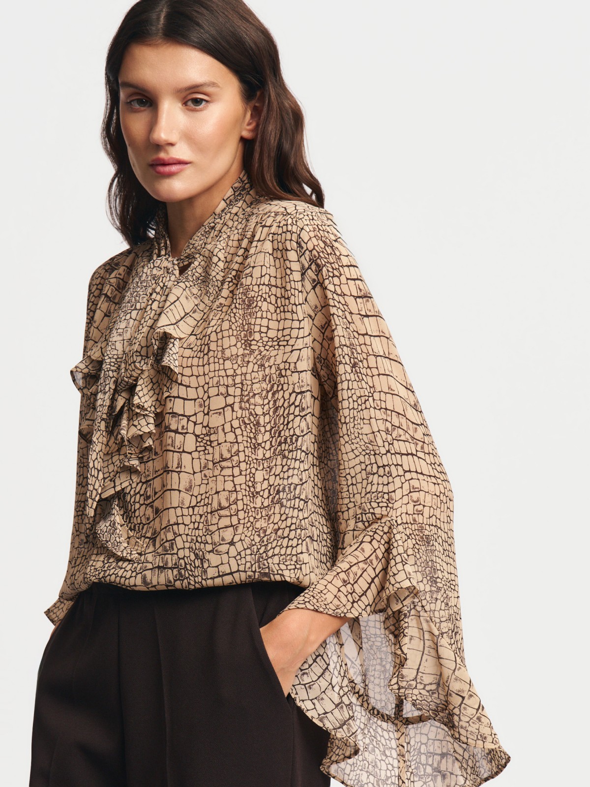 Шифоновая блузка с воланами и бантом