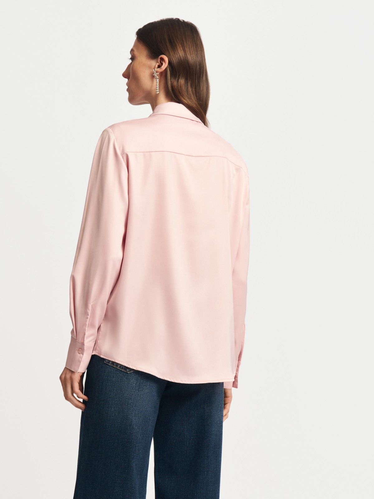 Атласная прямая рубашка с длинным рукавом