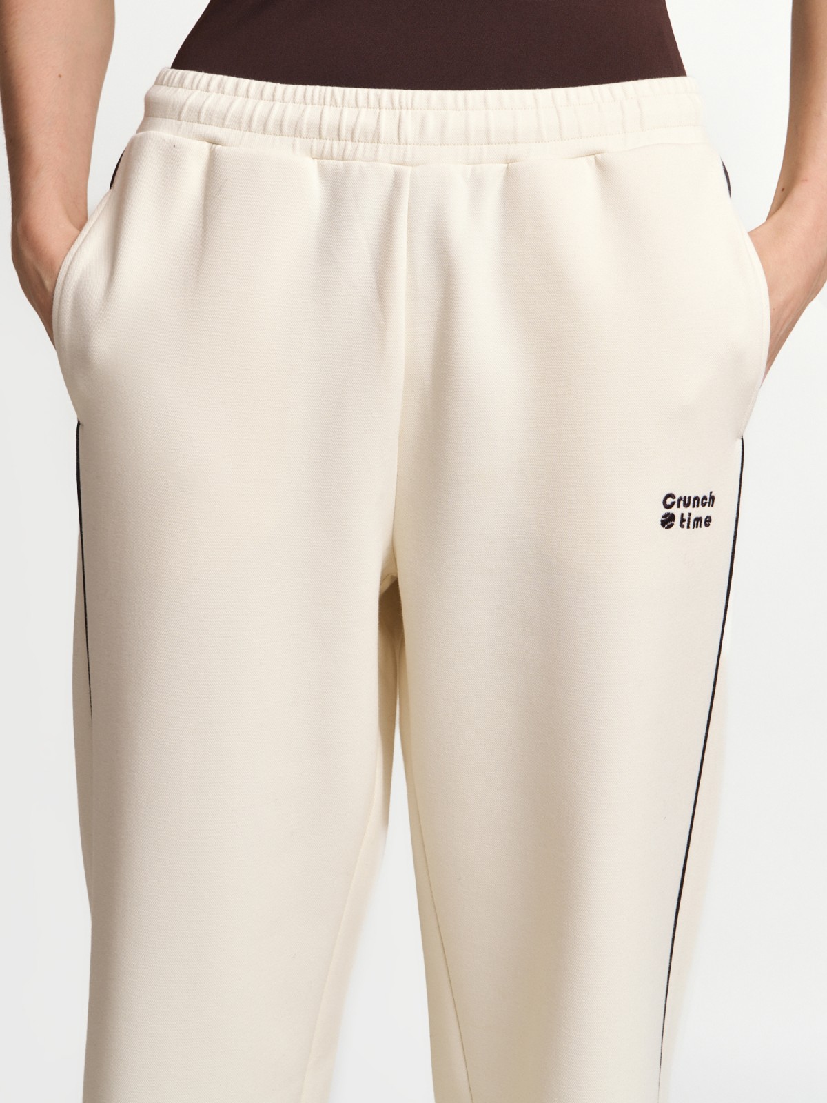 Трикотажные брюки на резинке