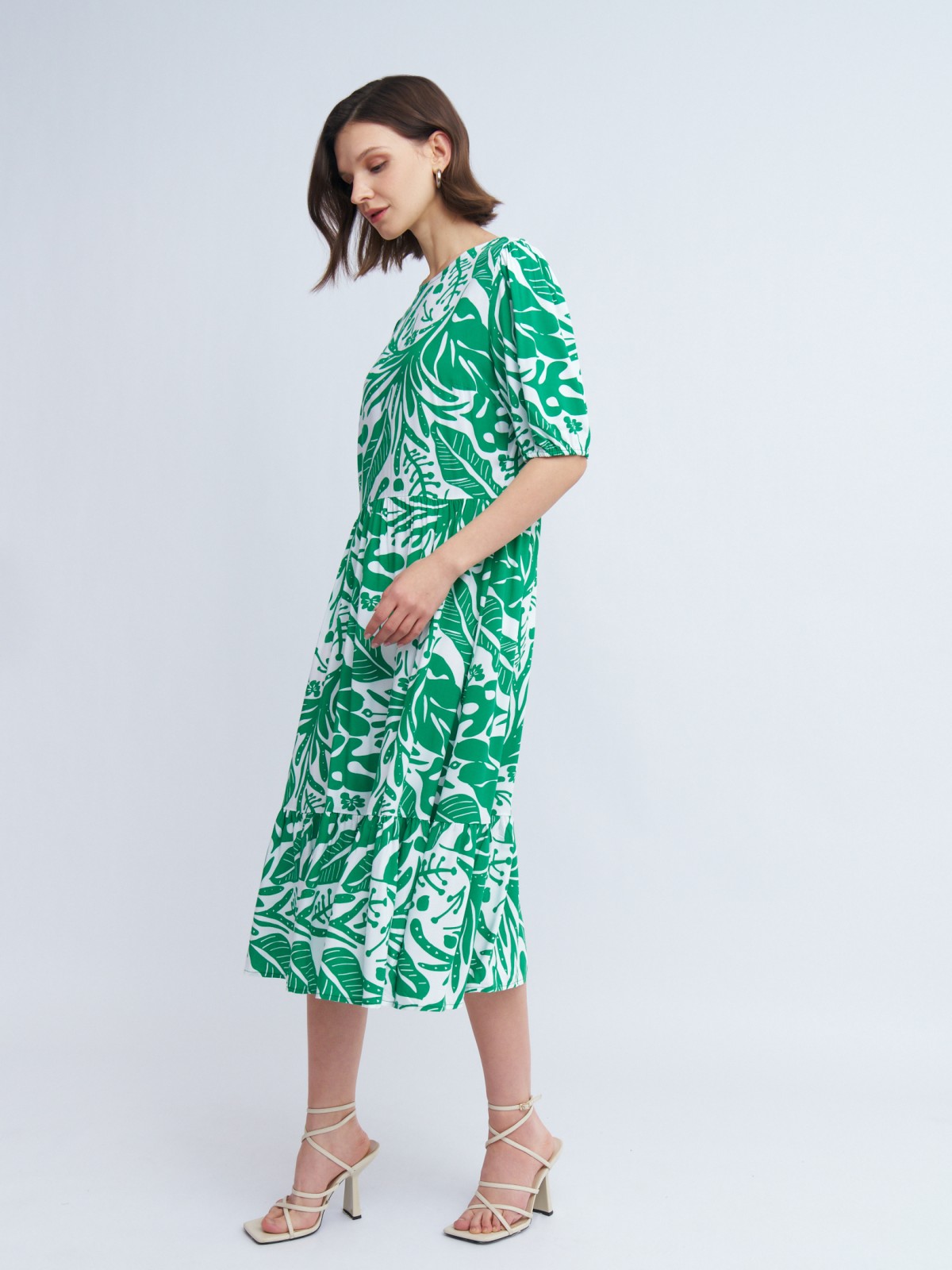 Ярусное платье миди с тропическим принтом
