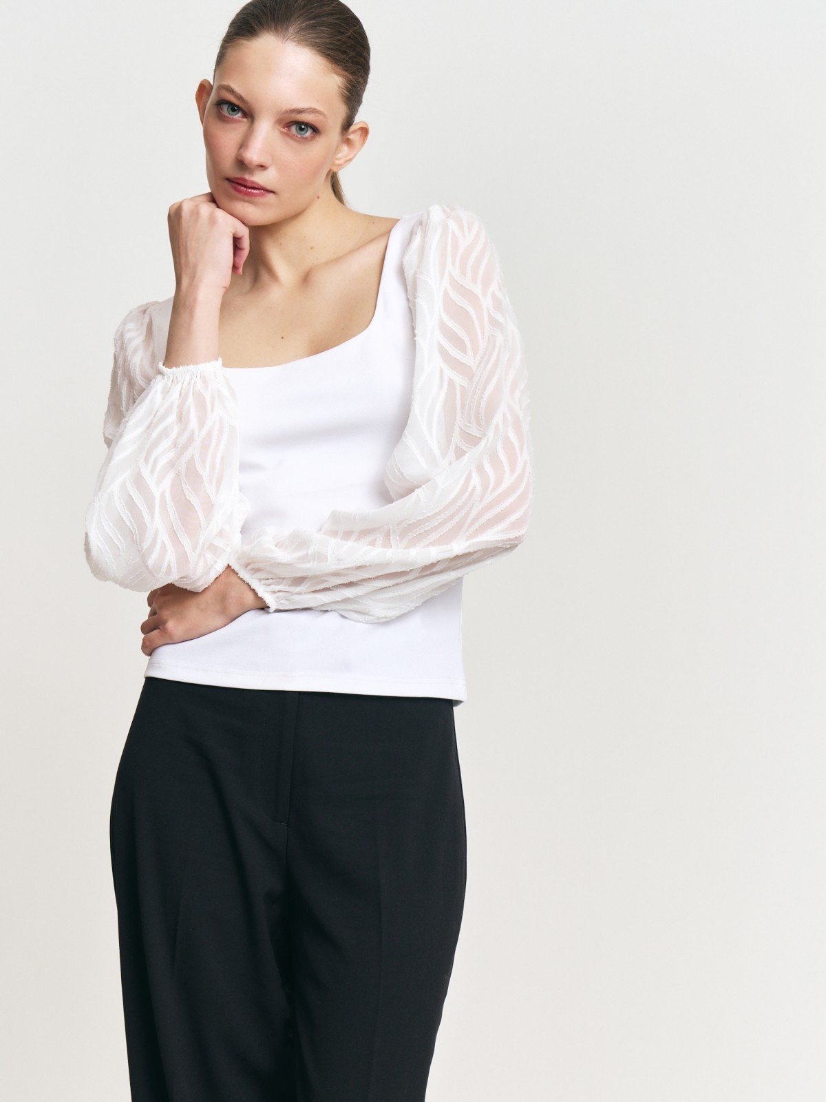 Трикотажный топ-блузка с акцентными рукавами