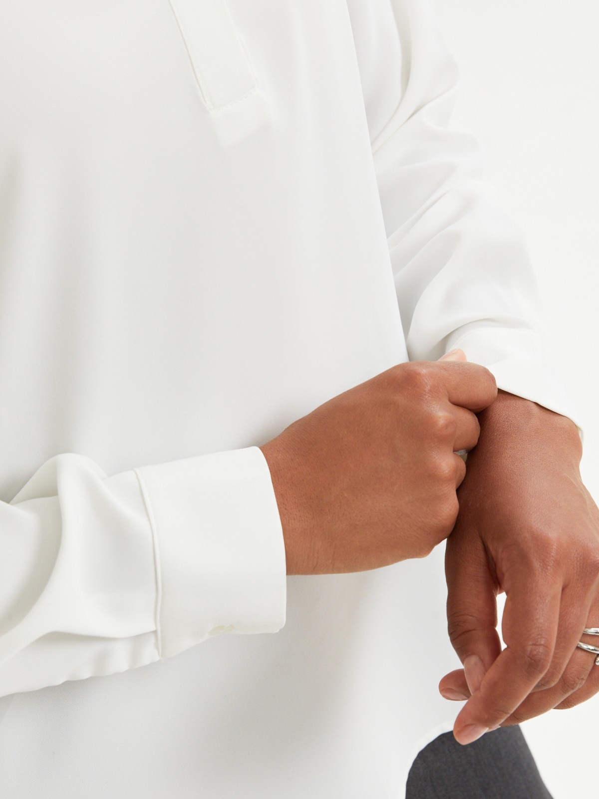 Блузка-рубашка с вырезом на груди