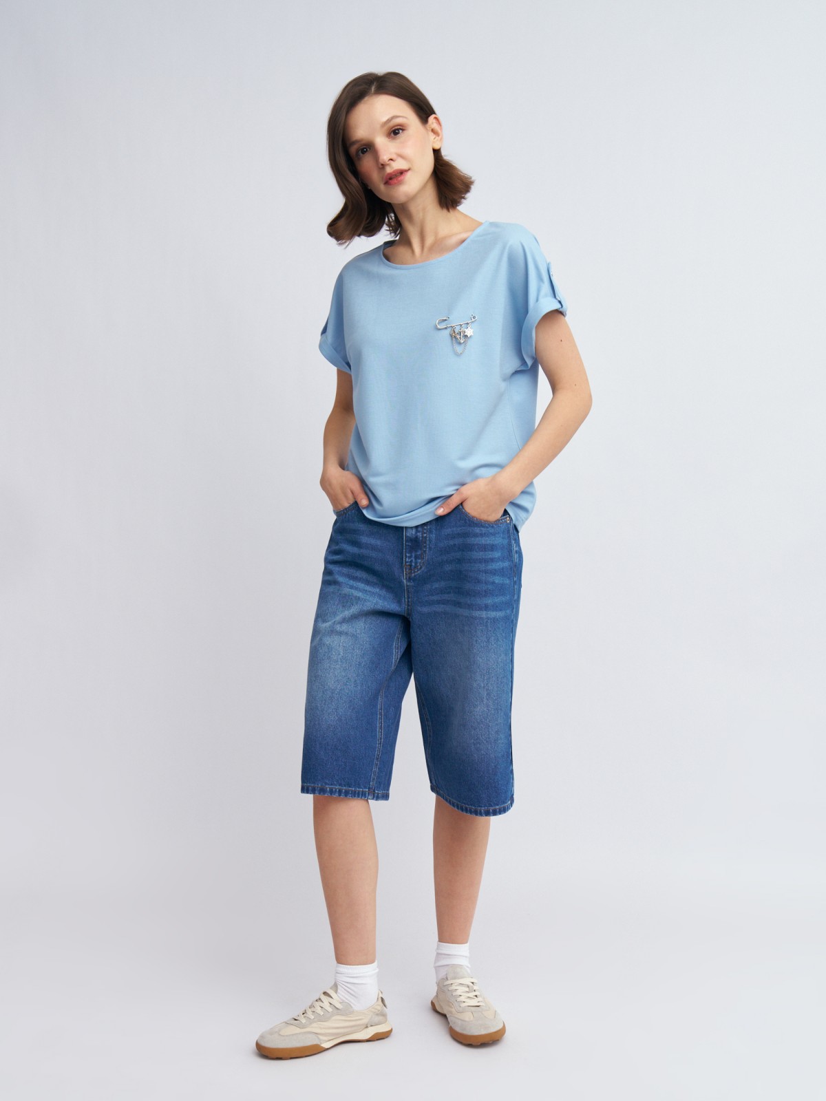 Блузка-футболка с коротким рукавом и брошью