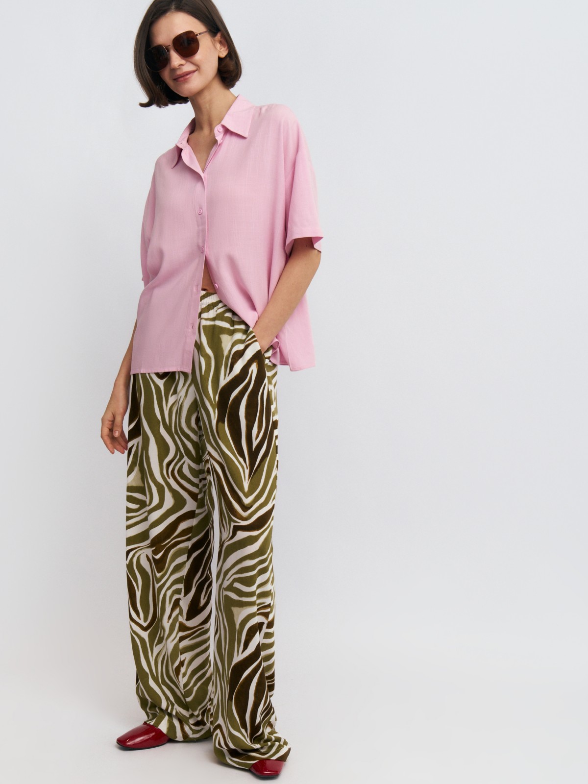 Широкие прямые брюки на резинке в полоску