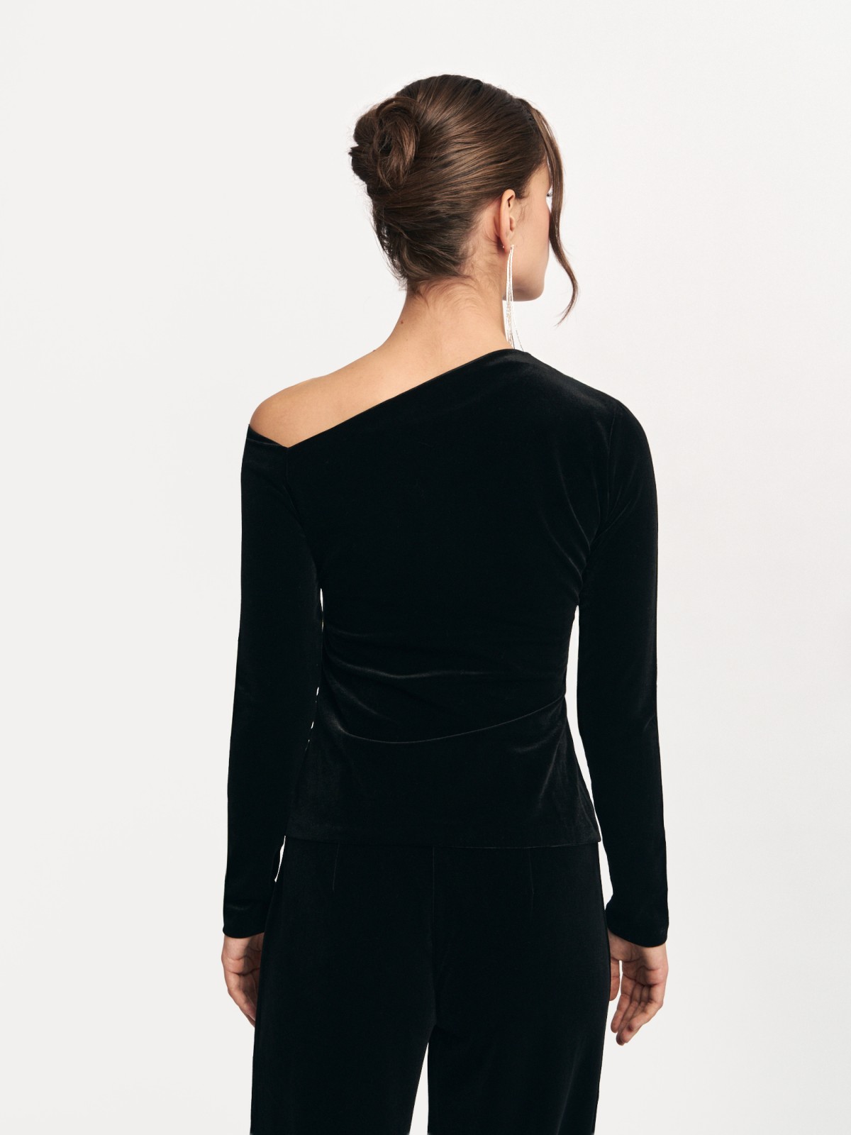 Бархатный джемпер с вырезом на плечо