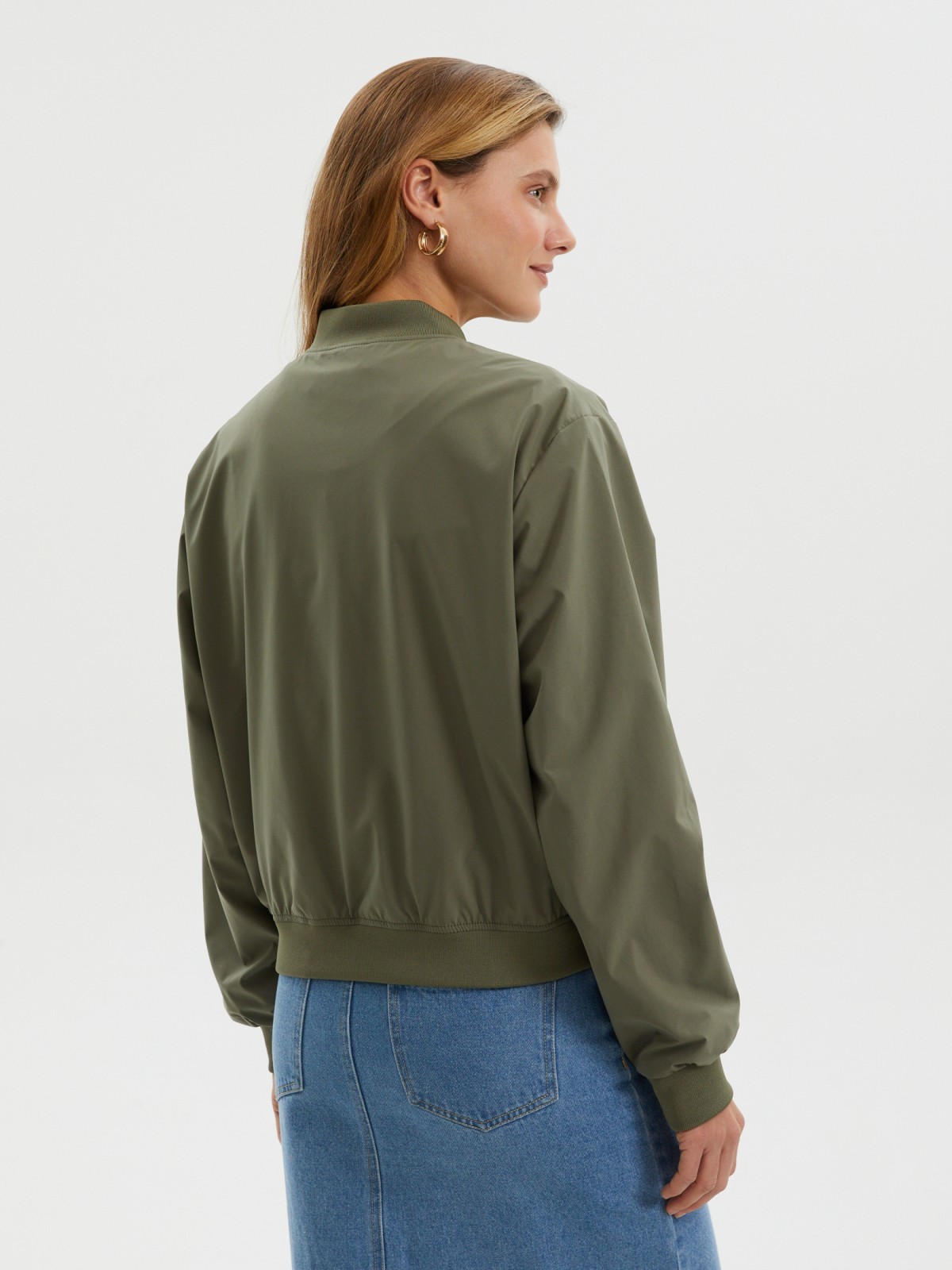 Короткая куртка-бомбер без утеплителя