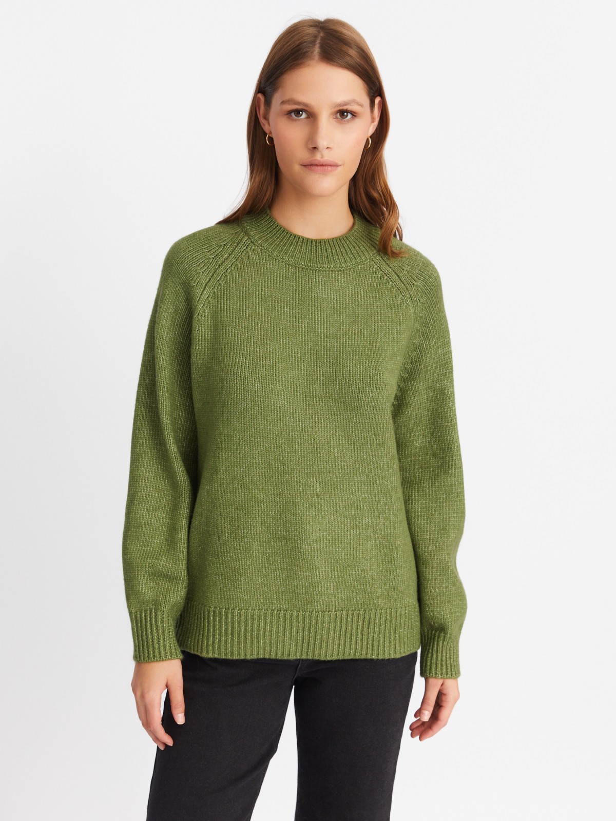 Вязаный свитер с воротником-стойкой zolla цвета хаки