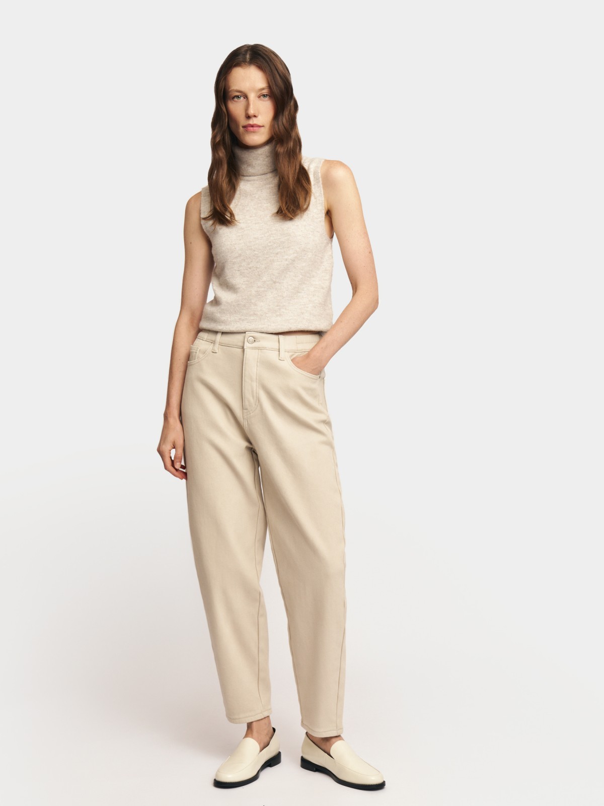 Утеплённые джинсы силуэта Mom на резинке с ворсом