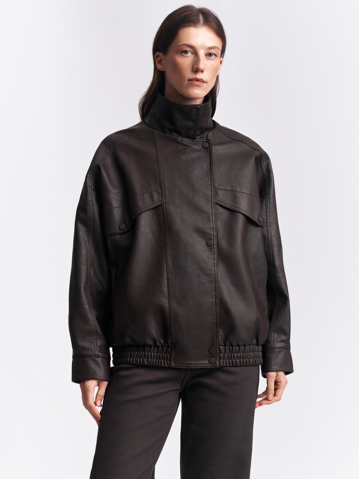 Короткая куртка-бомбер из экокожи с воротником