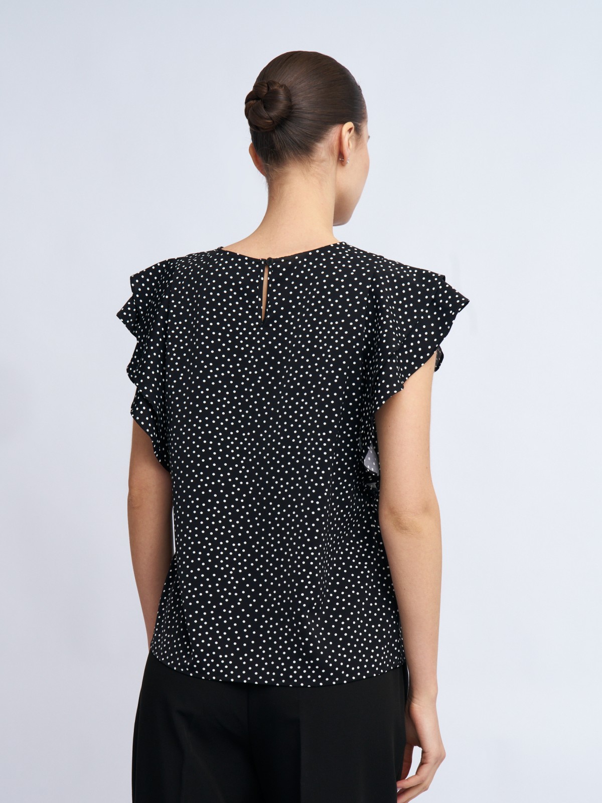 Топ-блузка в горошек с воланами на рукавах