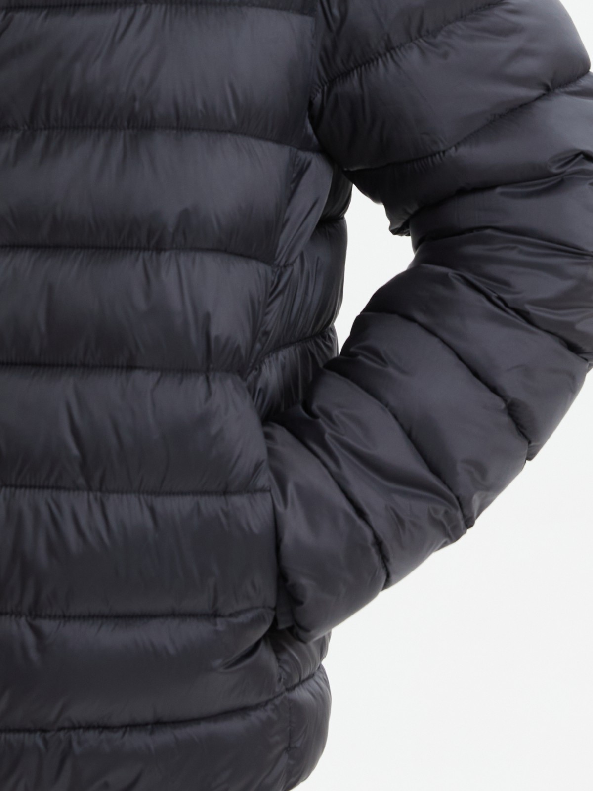 Лёгкая утеплённая стёганая куртка на молнии с капюшоном