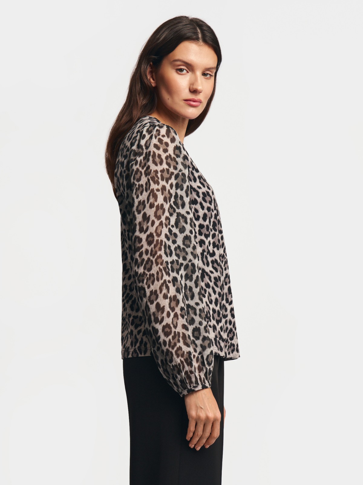 Леопардовая блузка с акцентом на рукавах