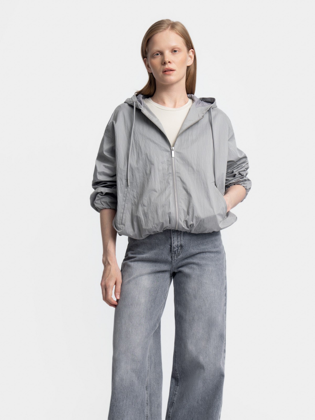 Куртка-ветровка с капюшоном без утеплителя