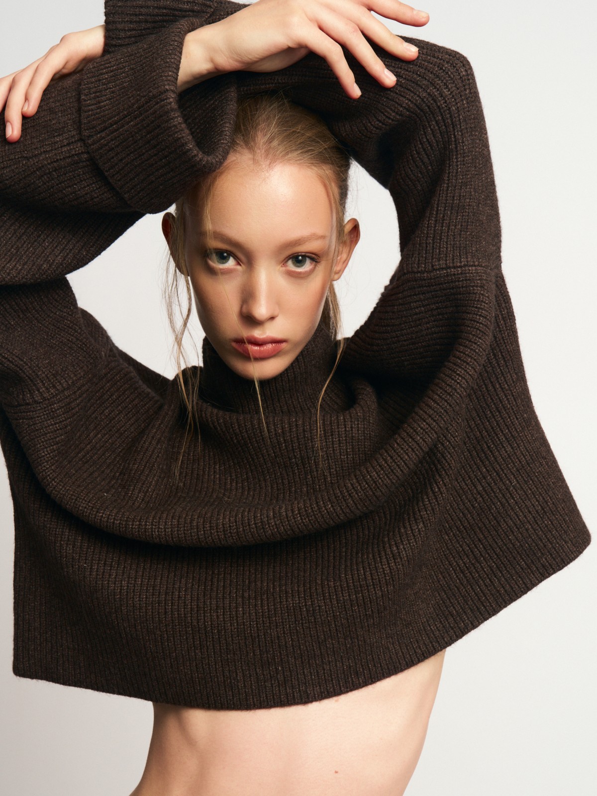 Свитер крупной вязки с горлом