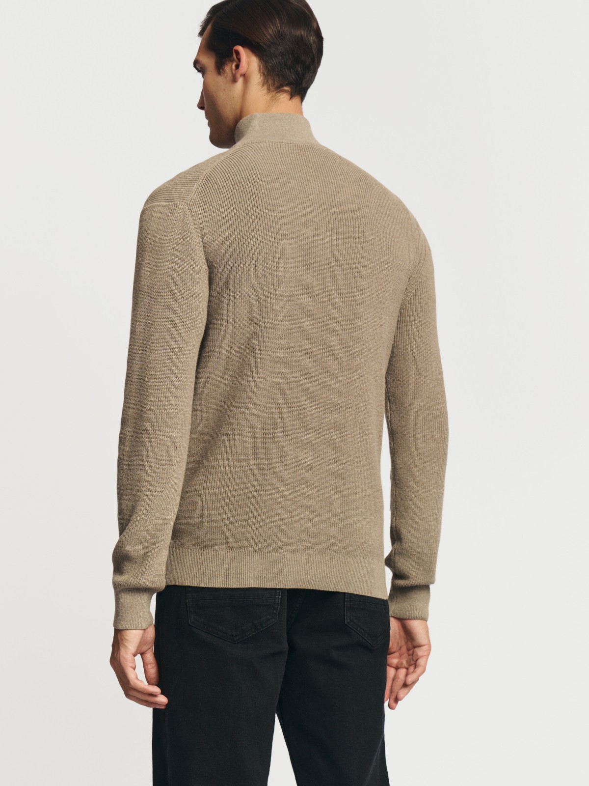 Тонкий вязаный свитер с горлом на молнии