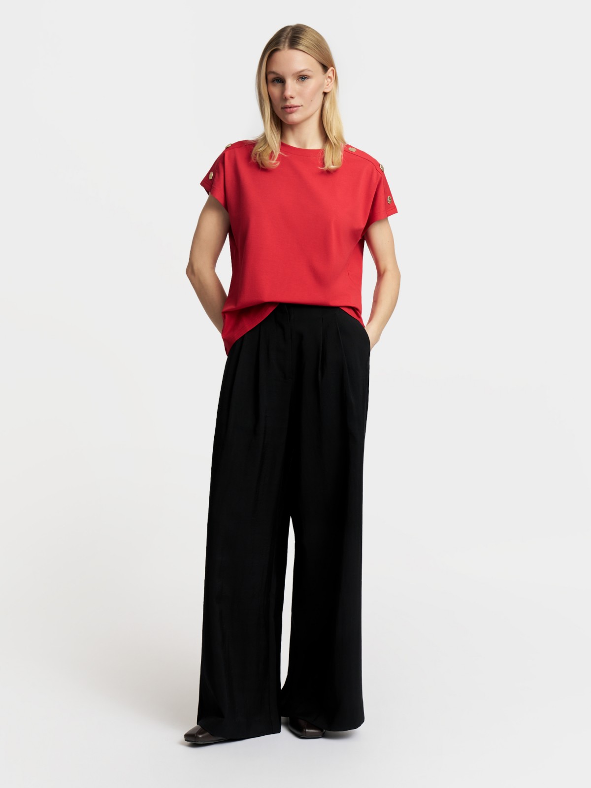 Футболка с металлическим декором