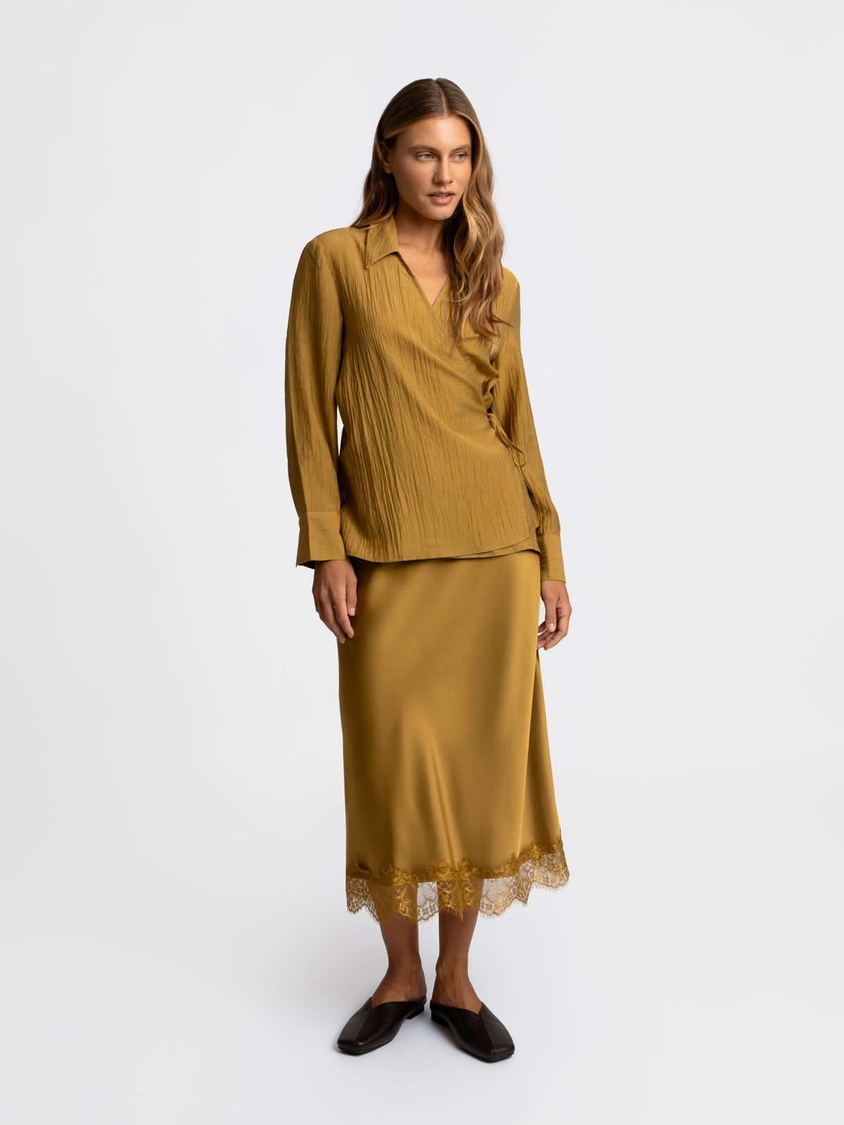 Атласная юбка миди с кружевом