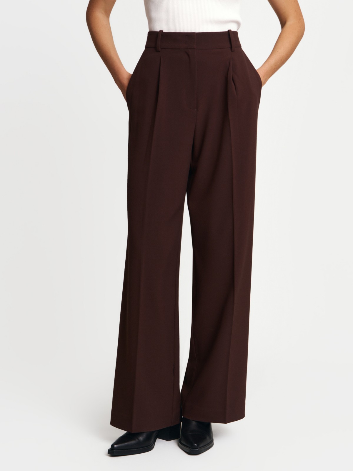 Брюки прямого силуэта с защипами