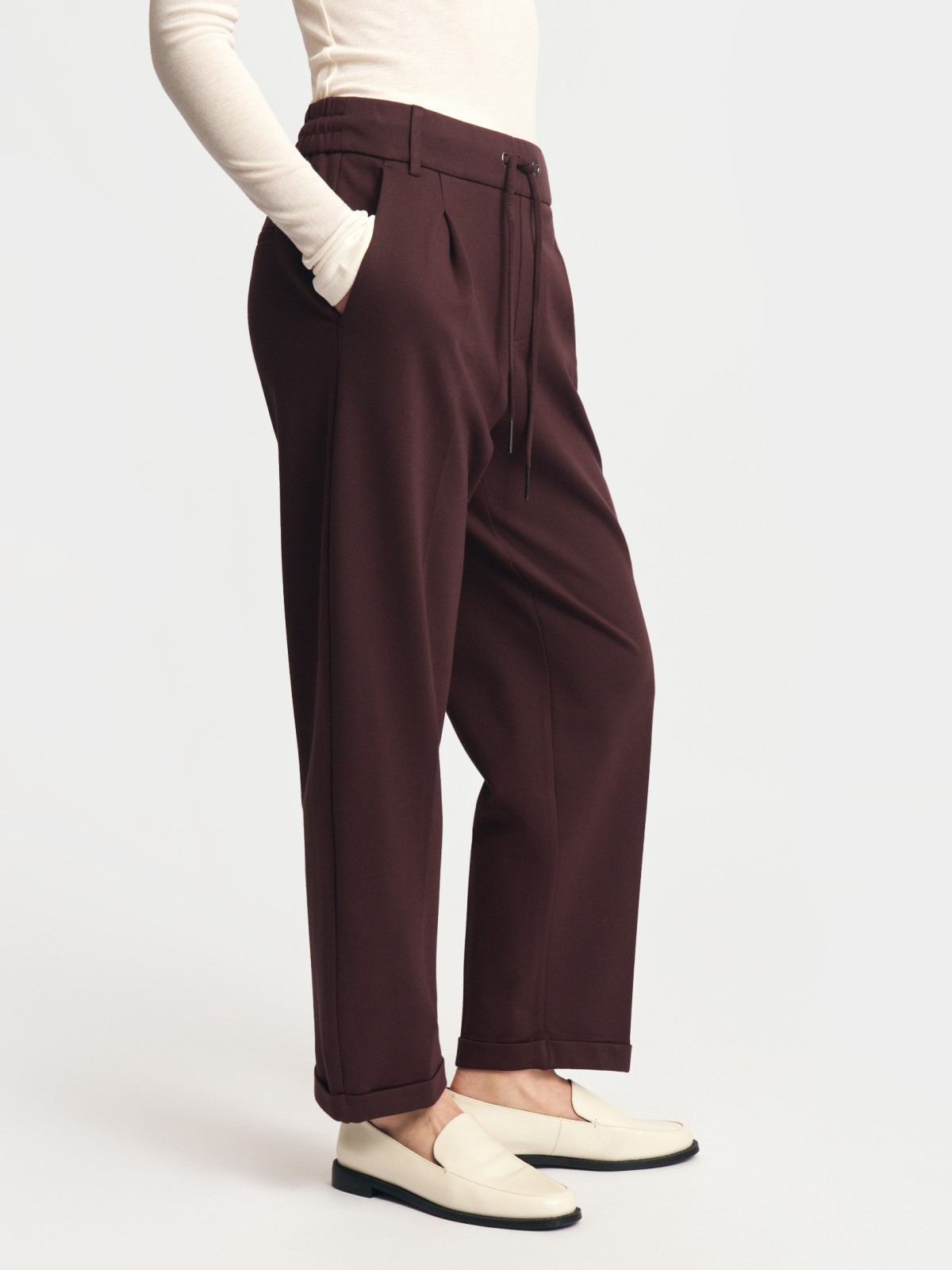 Брюки с поясом на резинке и стрелками