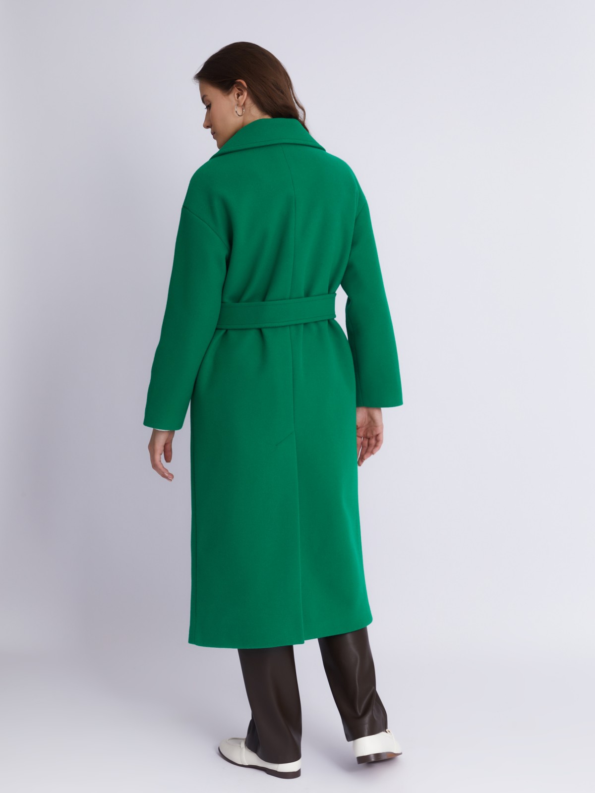 Длинное пальто оверсайз силуэта без утеплителя на пуговицах с поясом