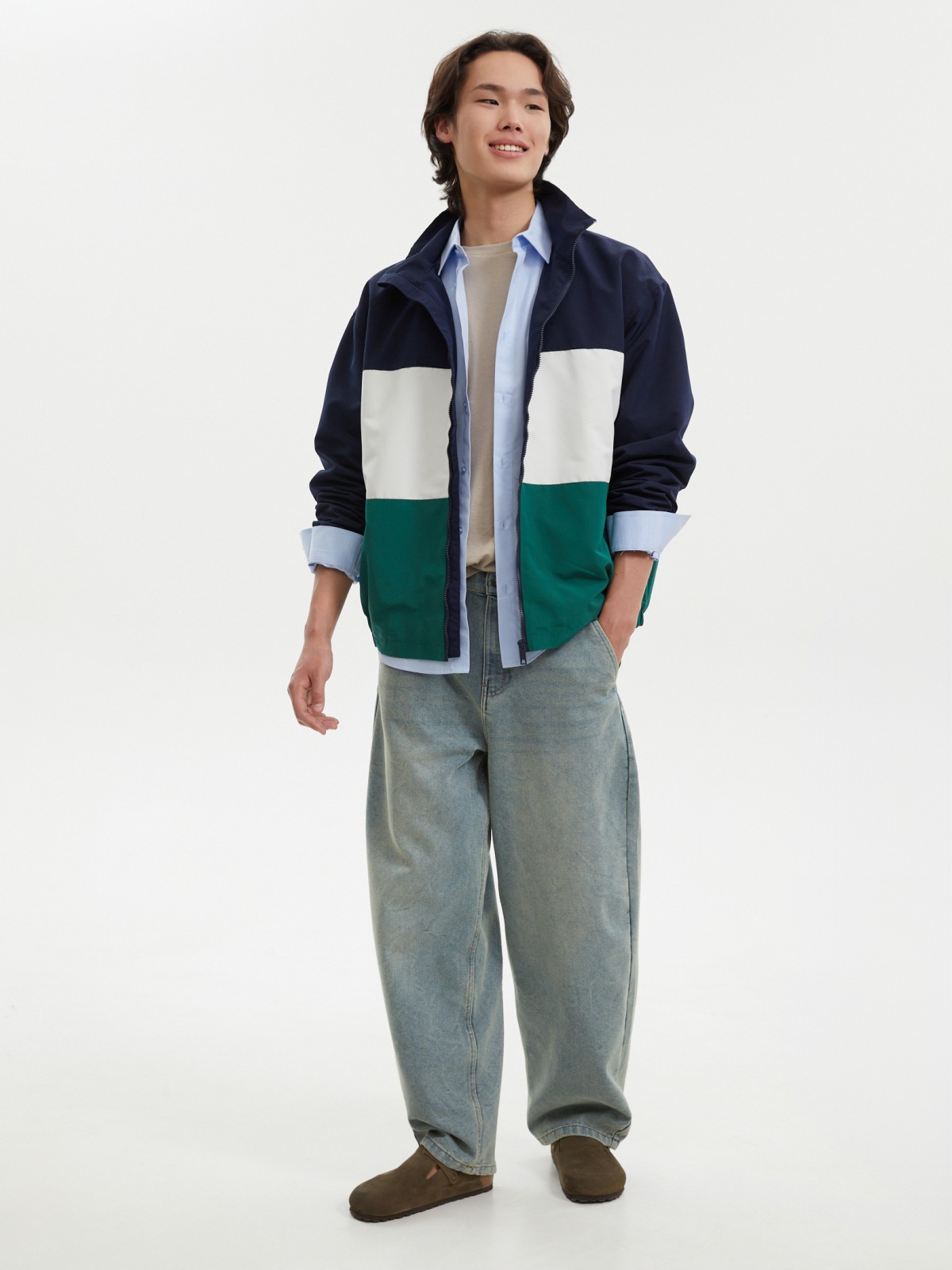 Куртка-ветровка на молнии с воротником-стойкой