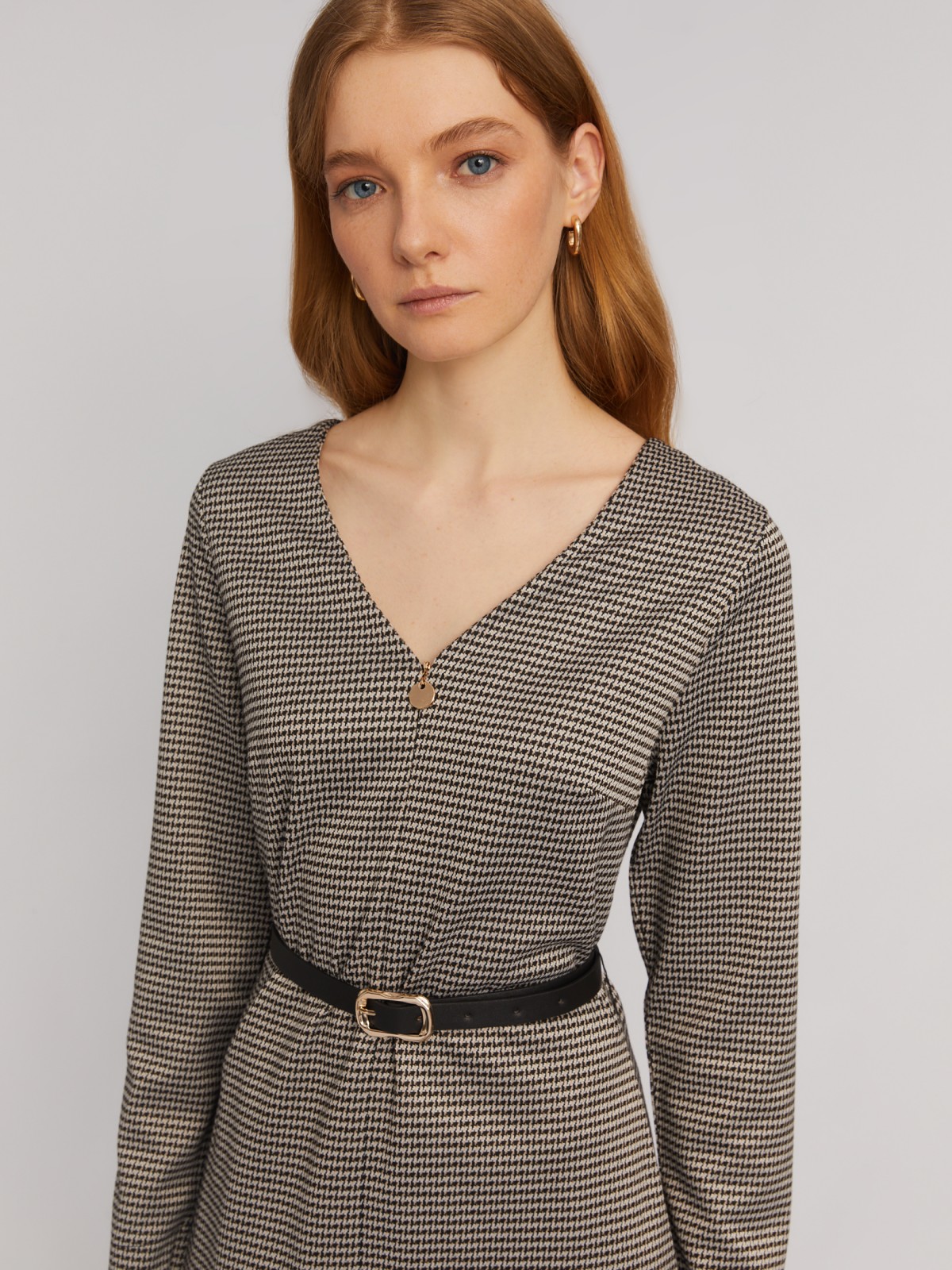 Трикотажное платье миди в клетку на молнии с ремнём