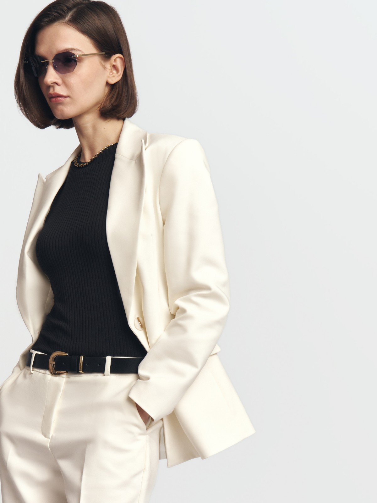 Однобортный жакет прилегающего силуэта на пуговице