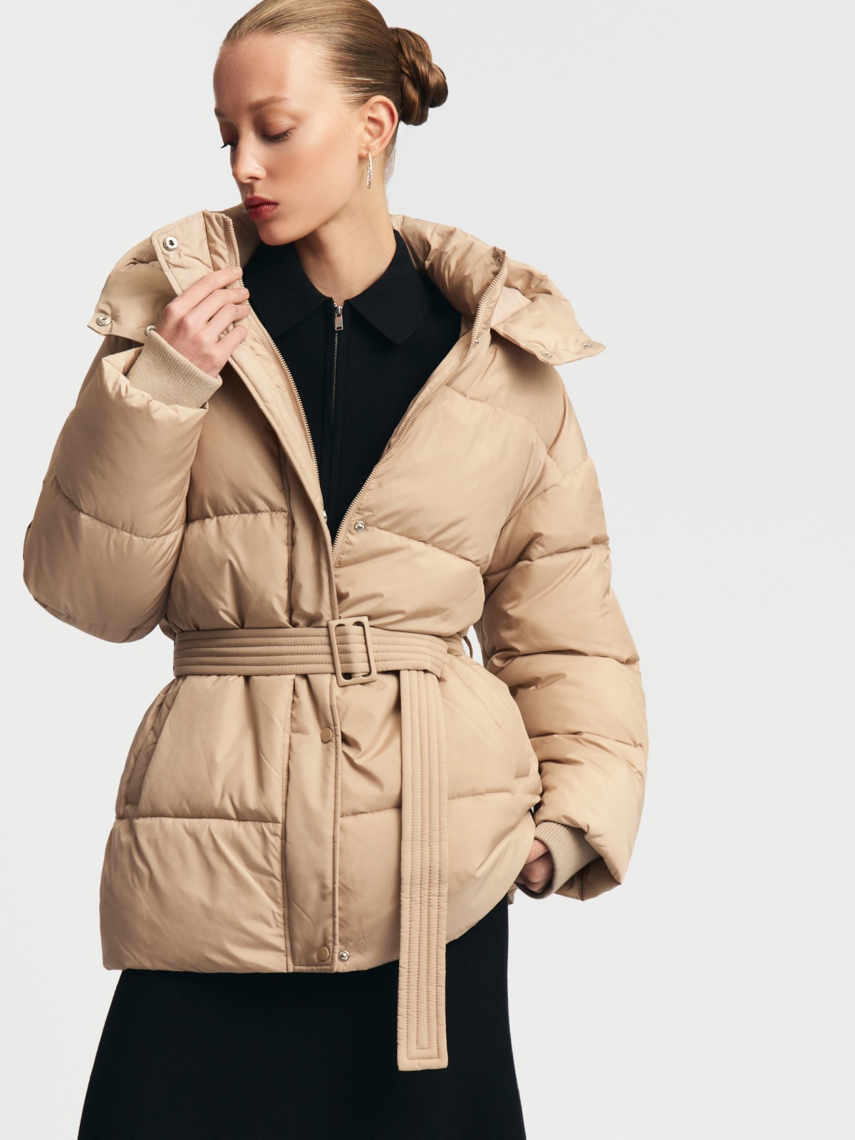 Тёплая куртка с капюшоном и поясом