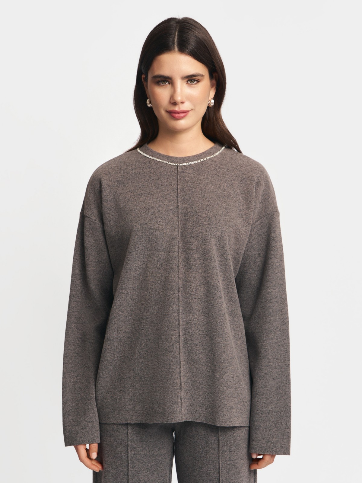 Трикотажный джемпер с декором у выреза