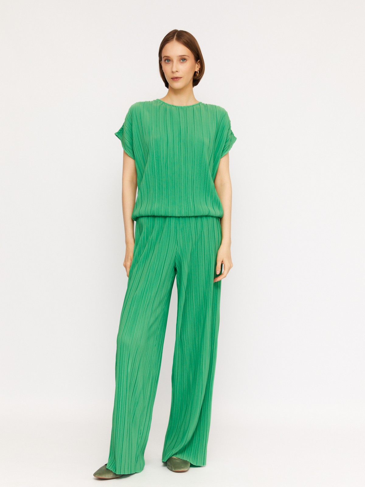 Блузка-футболка из фактурной ткани на резинке