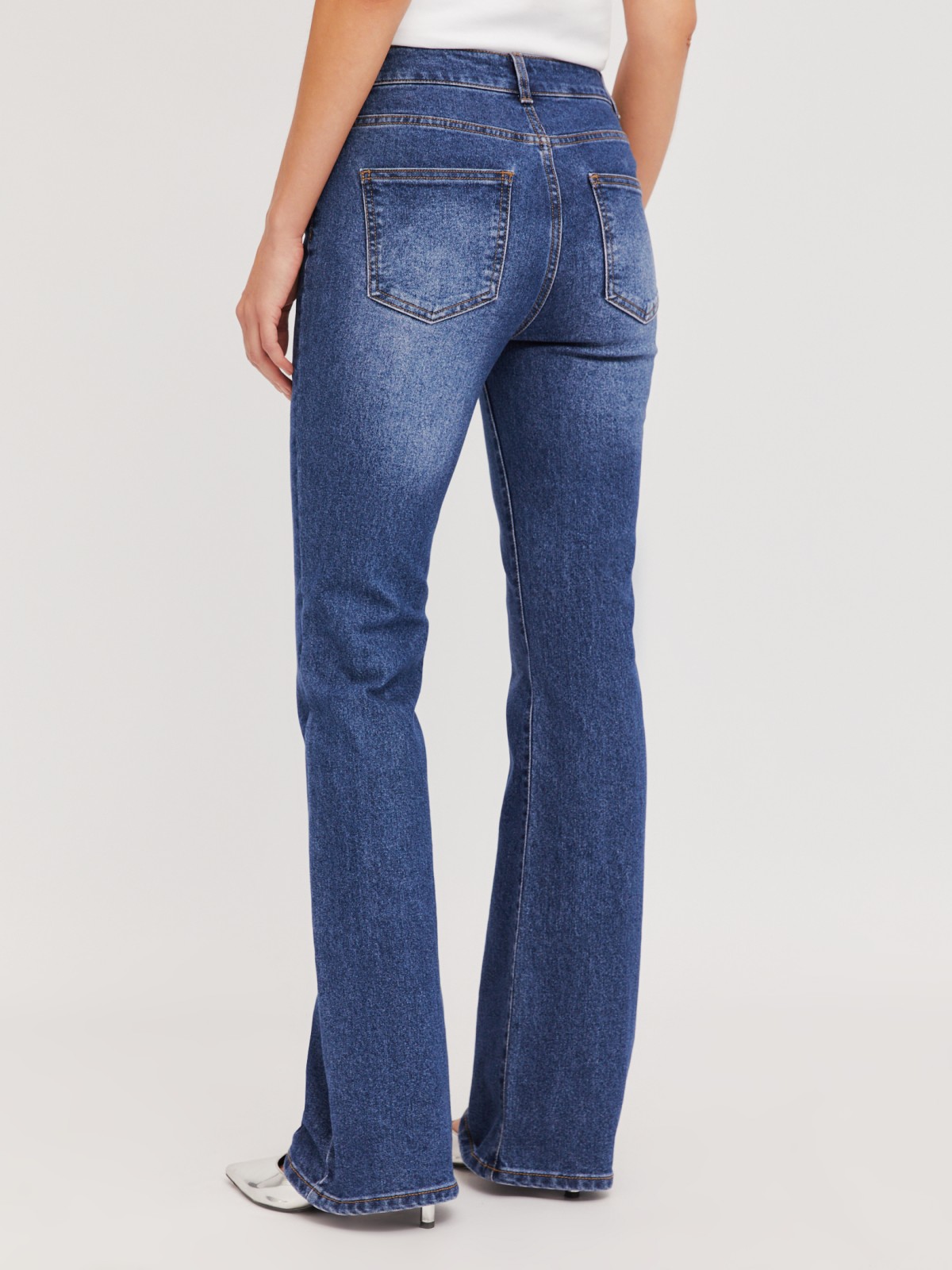 Джинсы силуэта Bootcut со средней посадкой