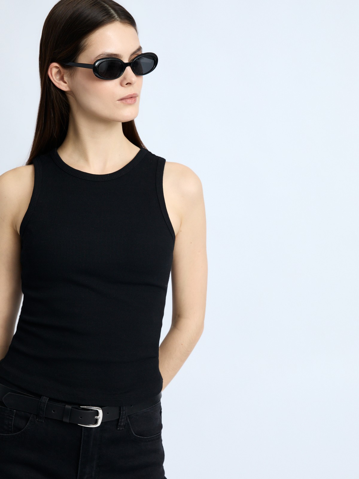 Трикотажный топ-майка без рукавов 499₽