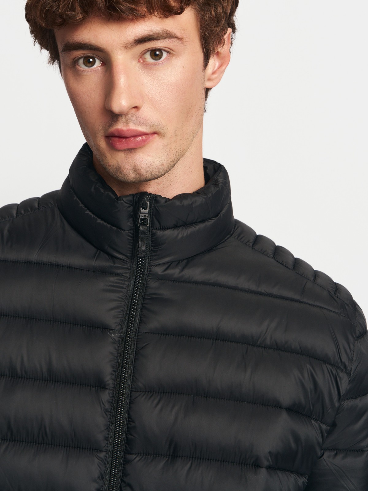 Лёгкая утеплённая куртка на молнии с воротником-стойкой