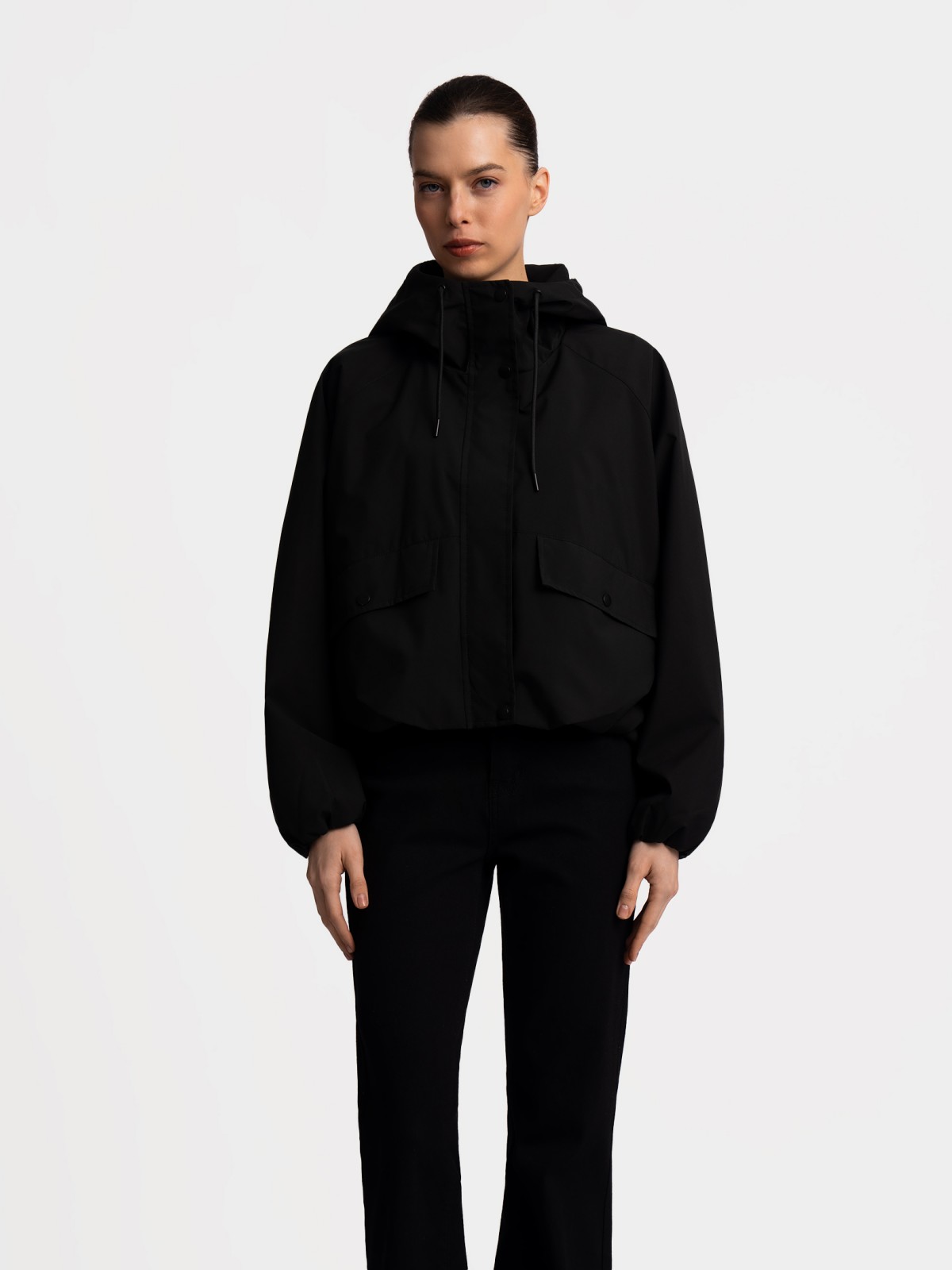 Куртка-ветровка с капюшоном без утеплителя