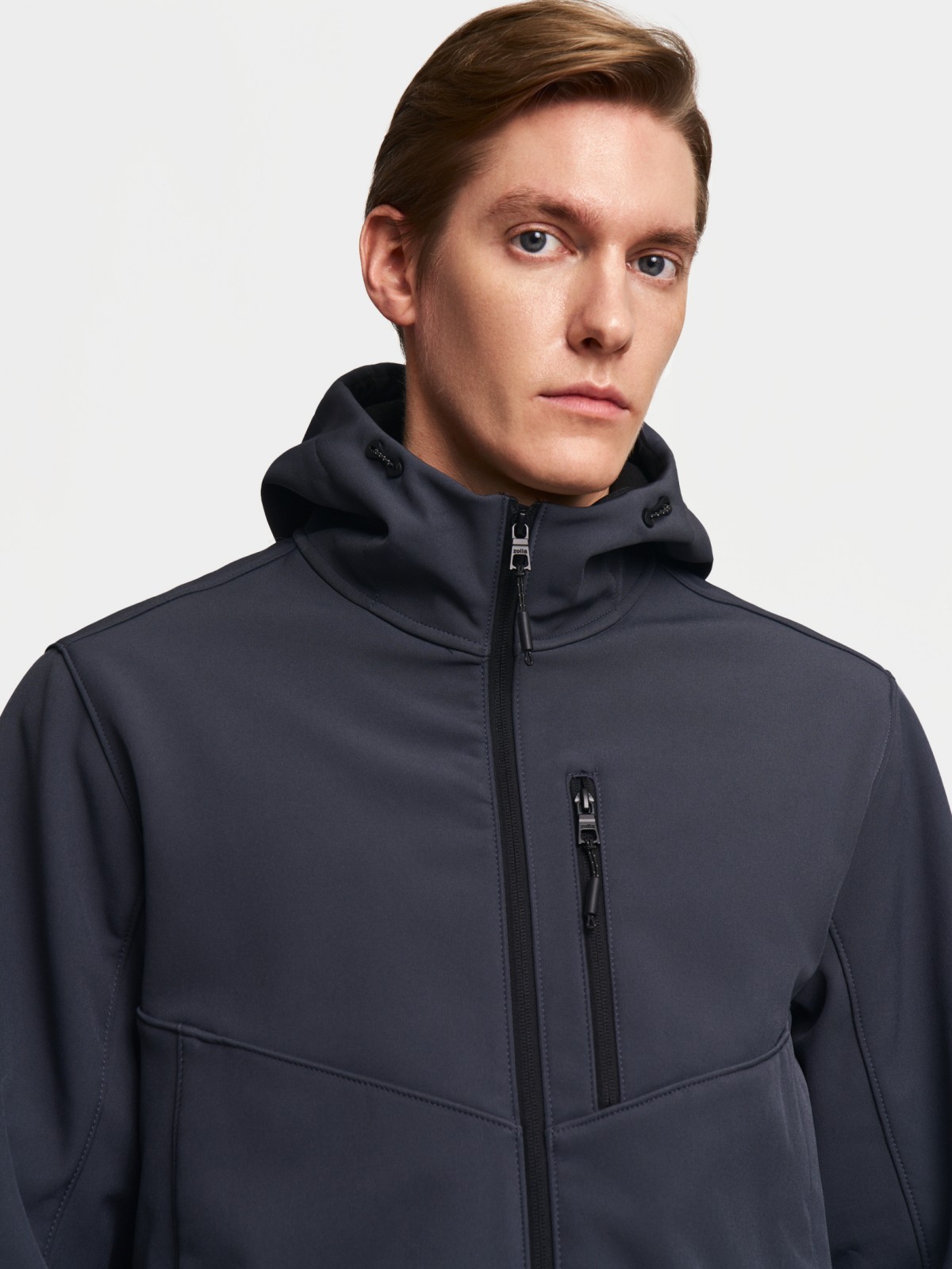 Лёгкая куртка-ветровка без утеплителя с капюшоном