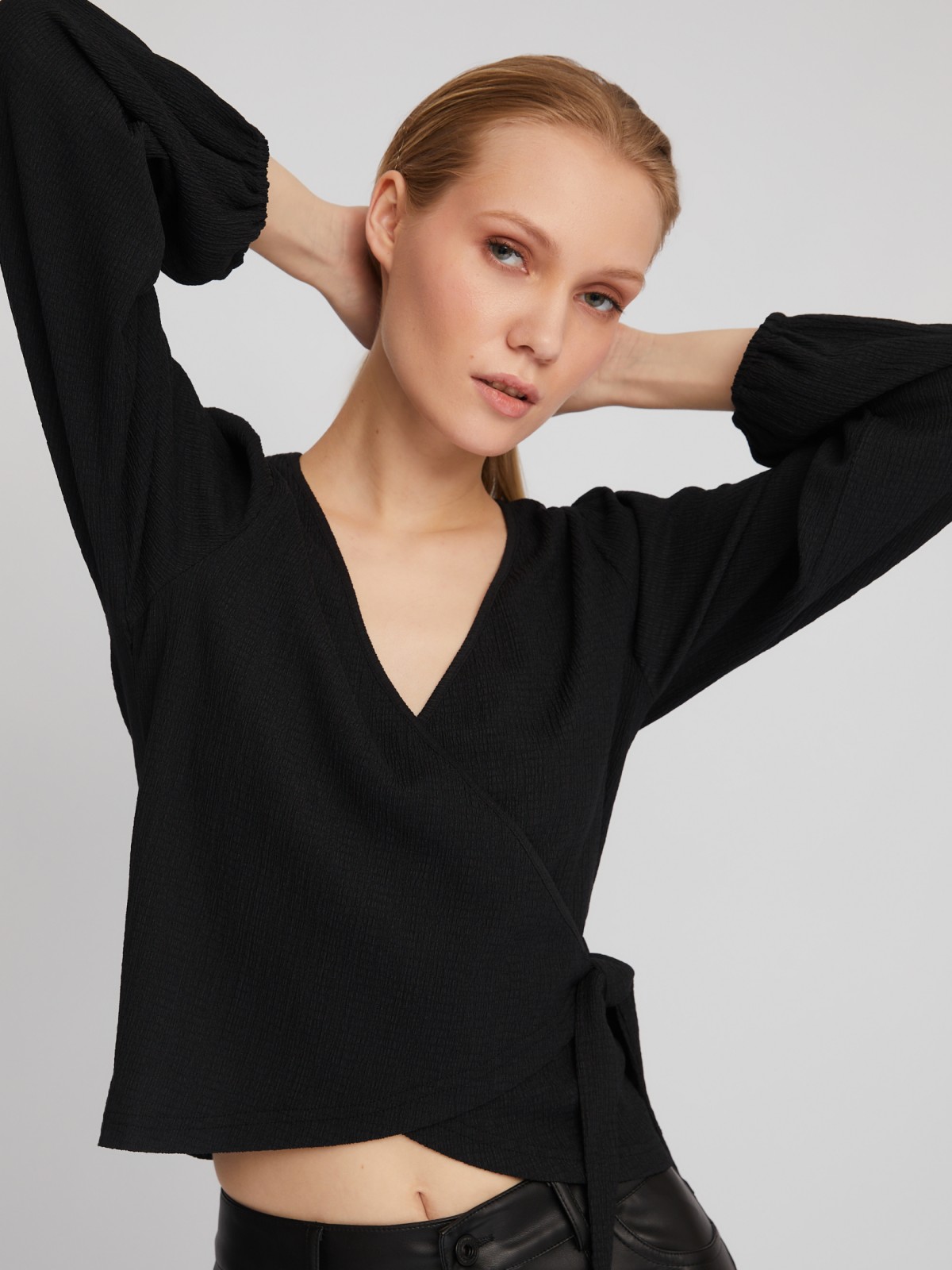 Укороченный топ-блузка на запах с объёмным рукавом zolla черного цвета