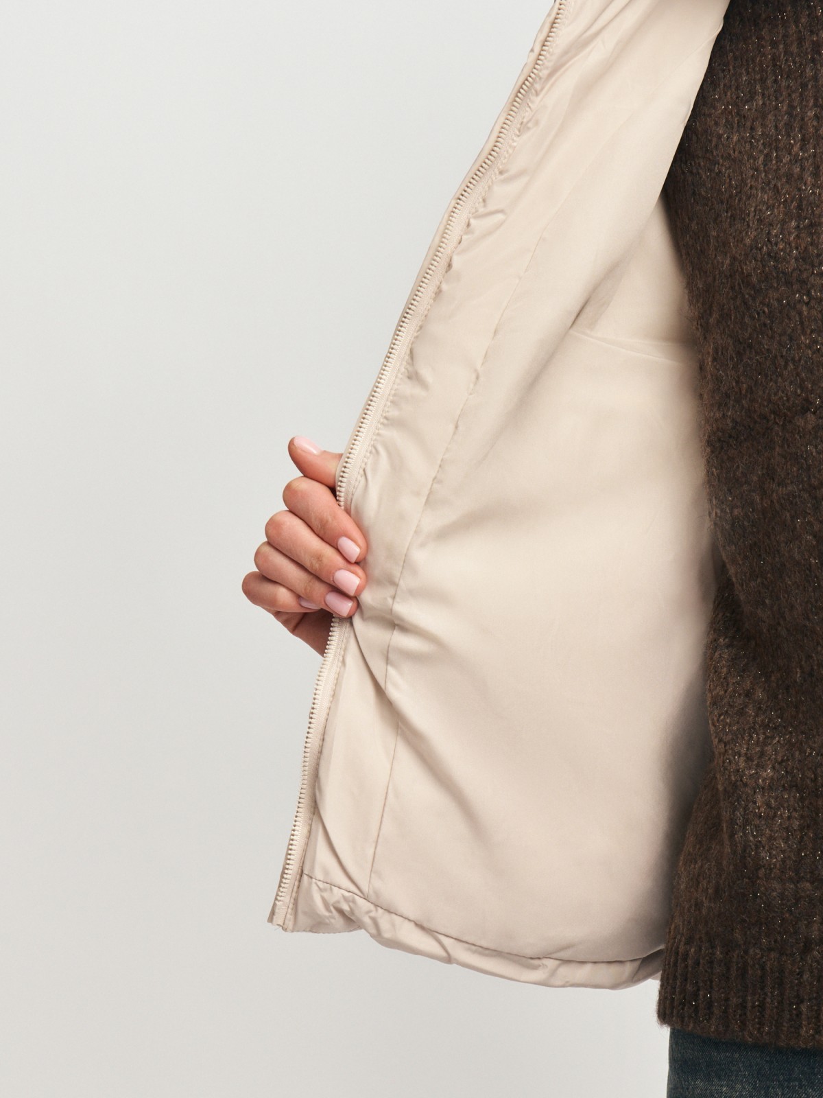 Короткая стёганая куртка с капюшоном