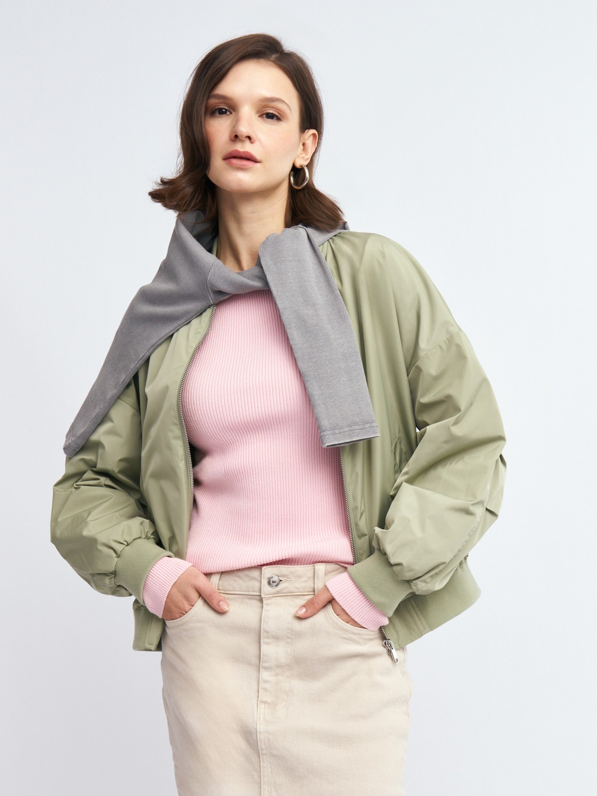 Короткая куртка-бомбер без утеплителя