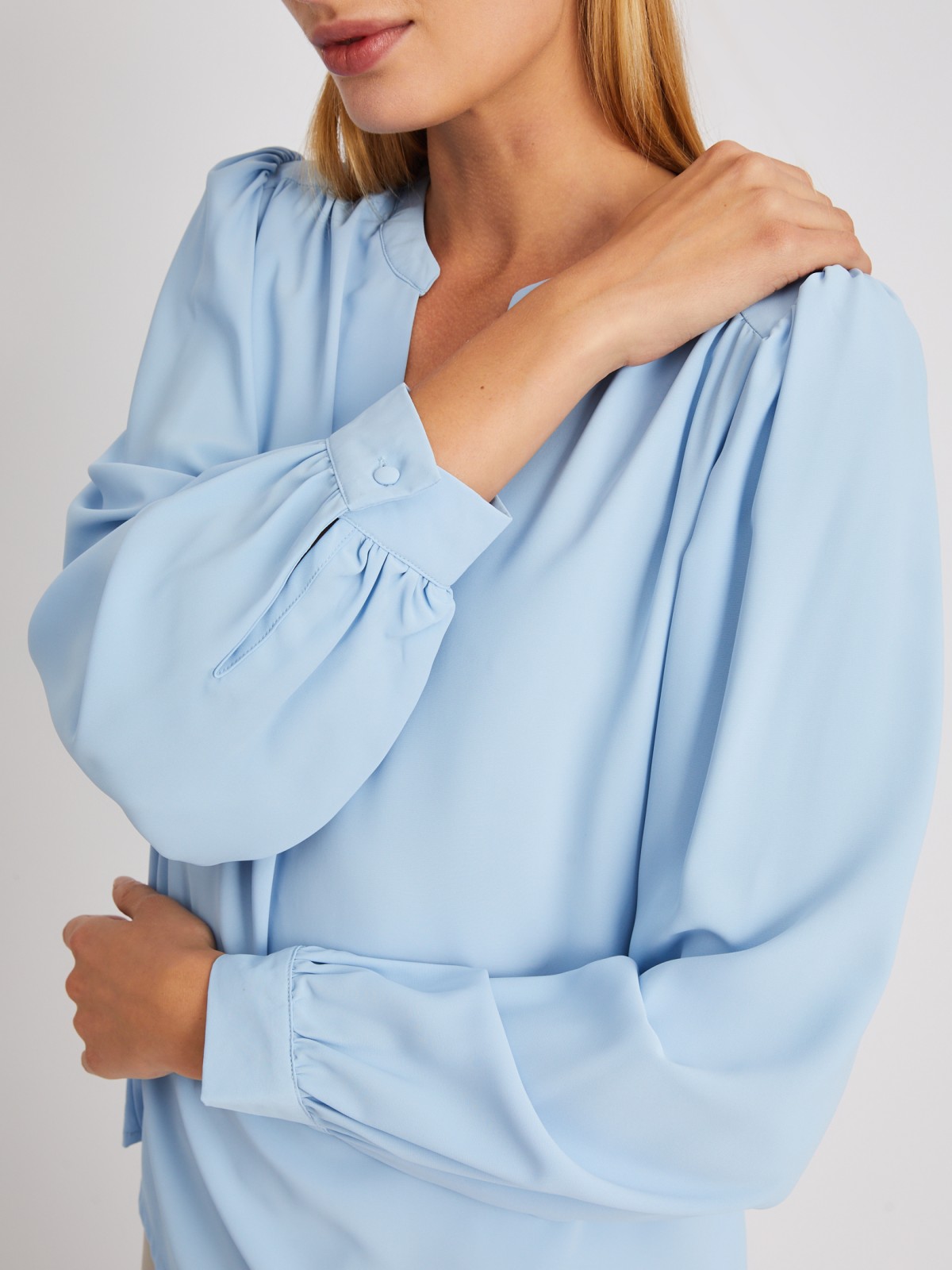 Блузка с объёмными рукавами и V-образным вырезом на груди zolla 024121159122, цвет светло-голубой, размер XS - фото 5