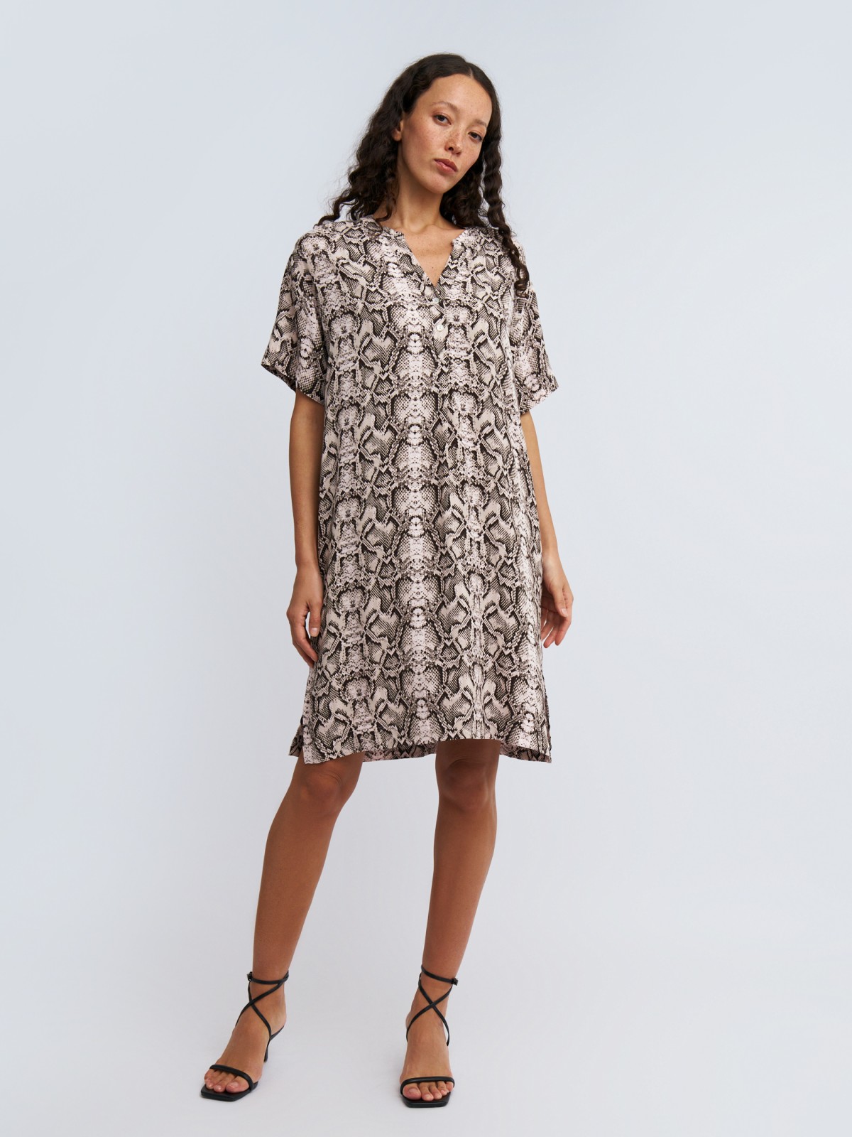 Платье-туника из вискозы с коротким рукавом