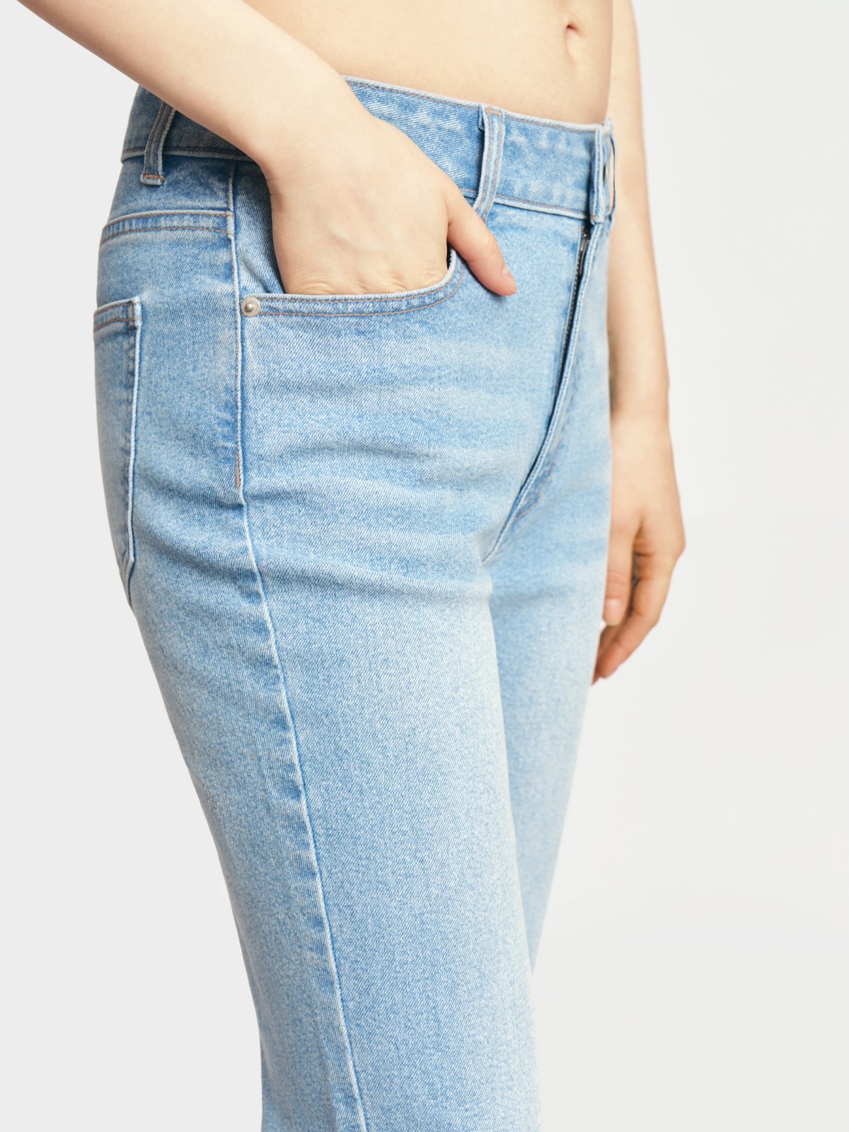 Джинсы силуэта Bootcut со средней посадкой