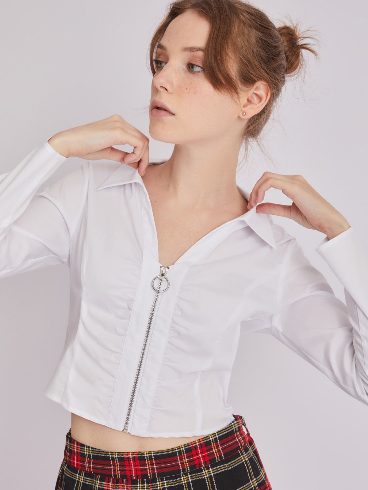 Укороченная рубашка на молнии с драпировкой zolla 223311159441, цвет белый, размер XXS - фото 4