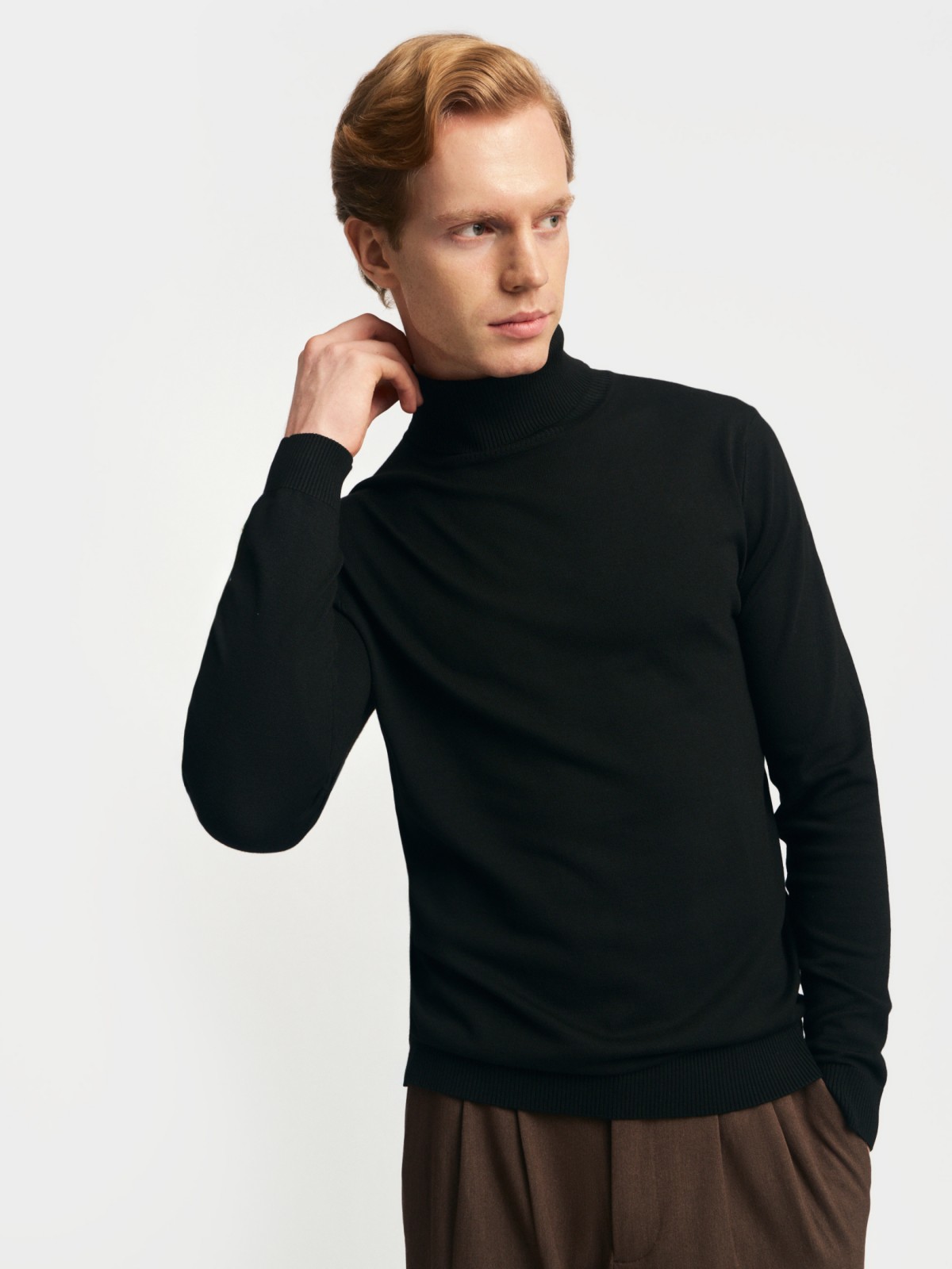 Тонкая трикотажная водолазка с воротником гольф