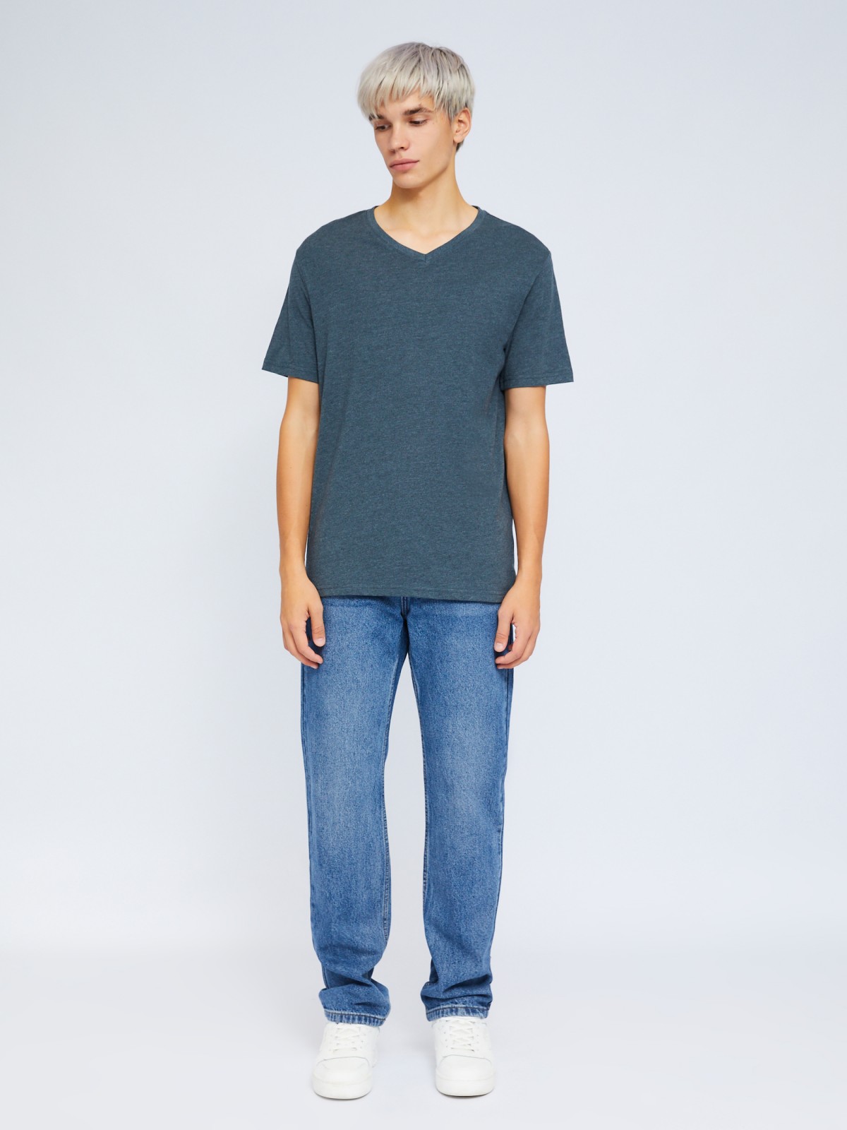 Футболка с треугольным вырезом