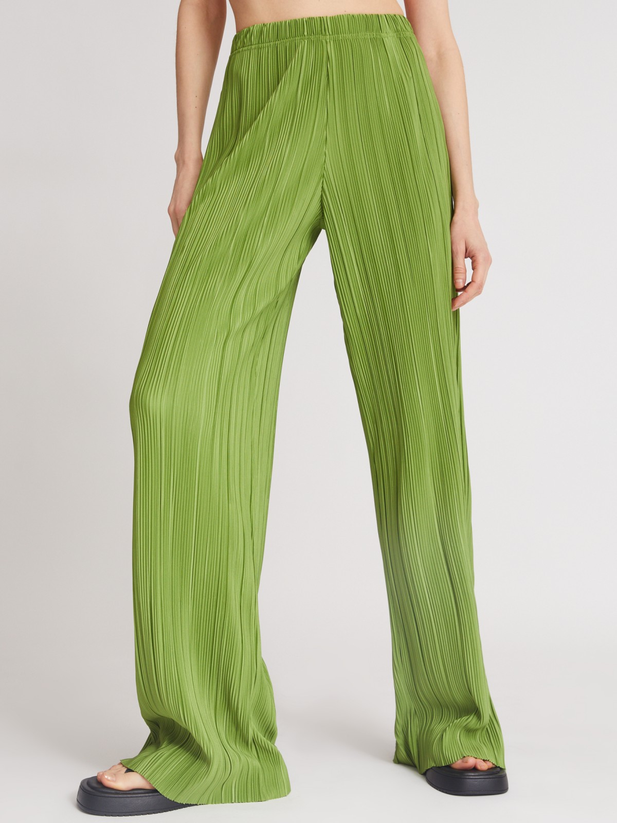 Брюки на резинке из фактурной ткани