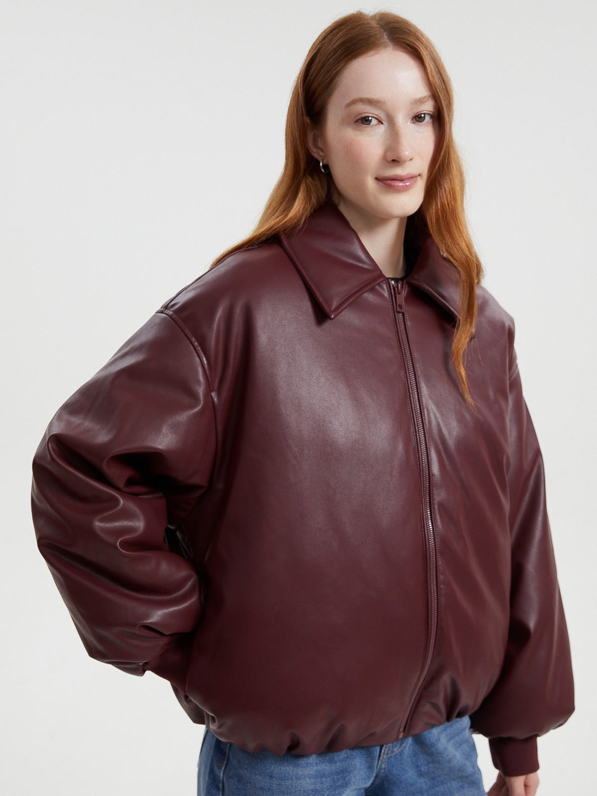 Тёплая короткая куртка-бомбер из экокожи с воротником