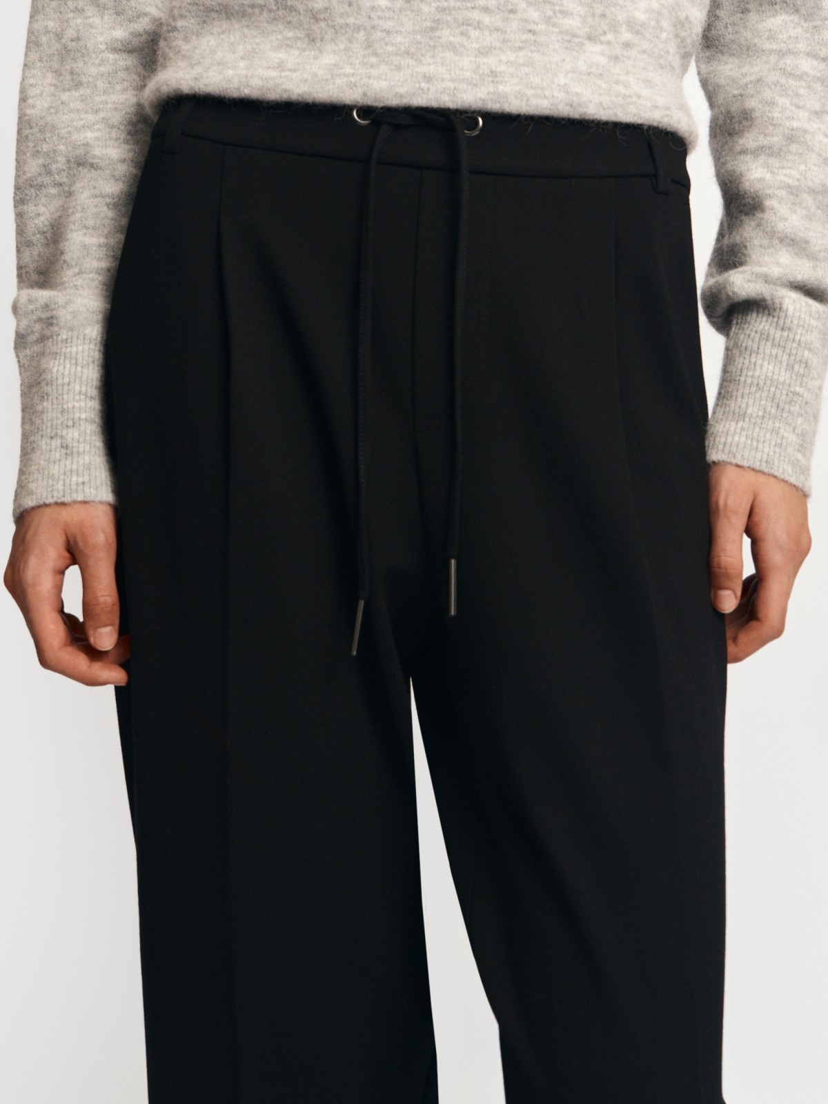 Брюки с поясом на резинке и стрелками