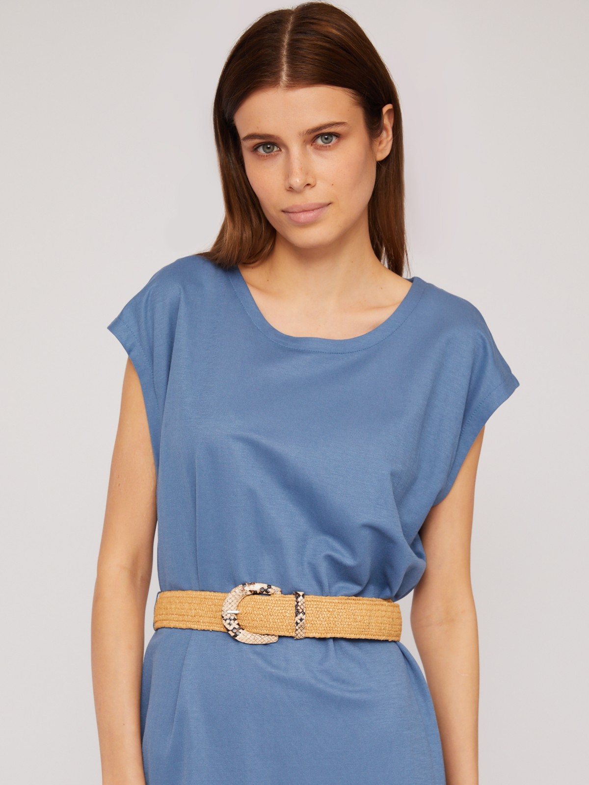 Трикотажное платье-футболка миди с плетёным ремнём zolla 02423819F042, цвет голубой, размер XS - фото 4