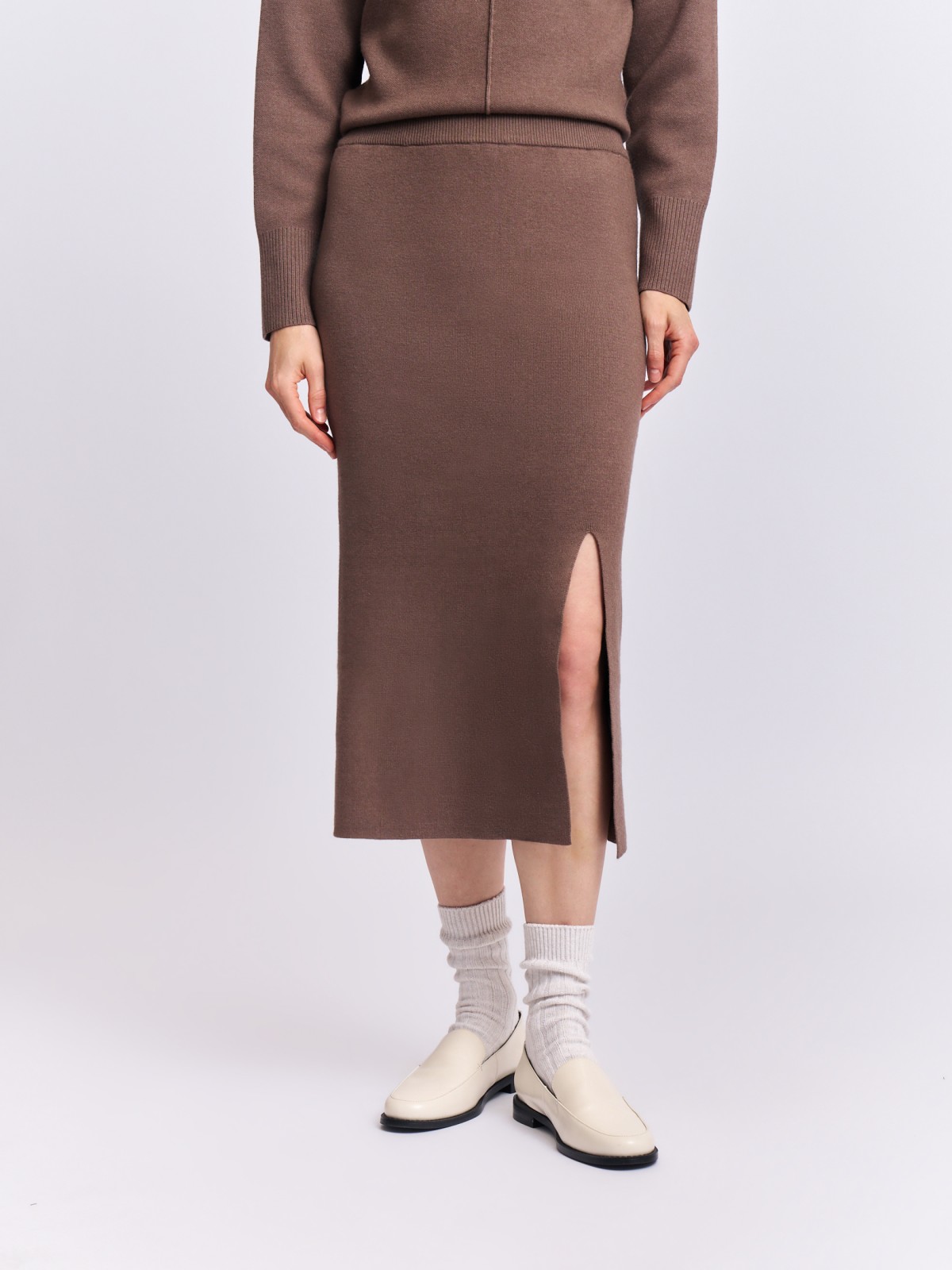 Трикотажная юбка-карандаш с разрезом