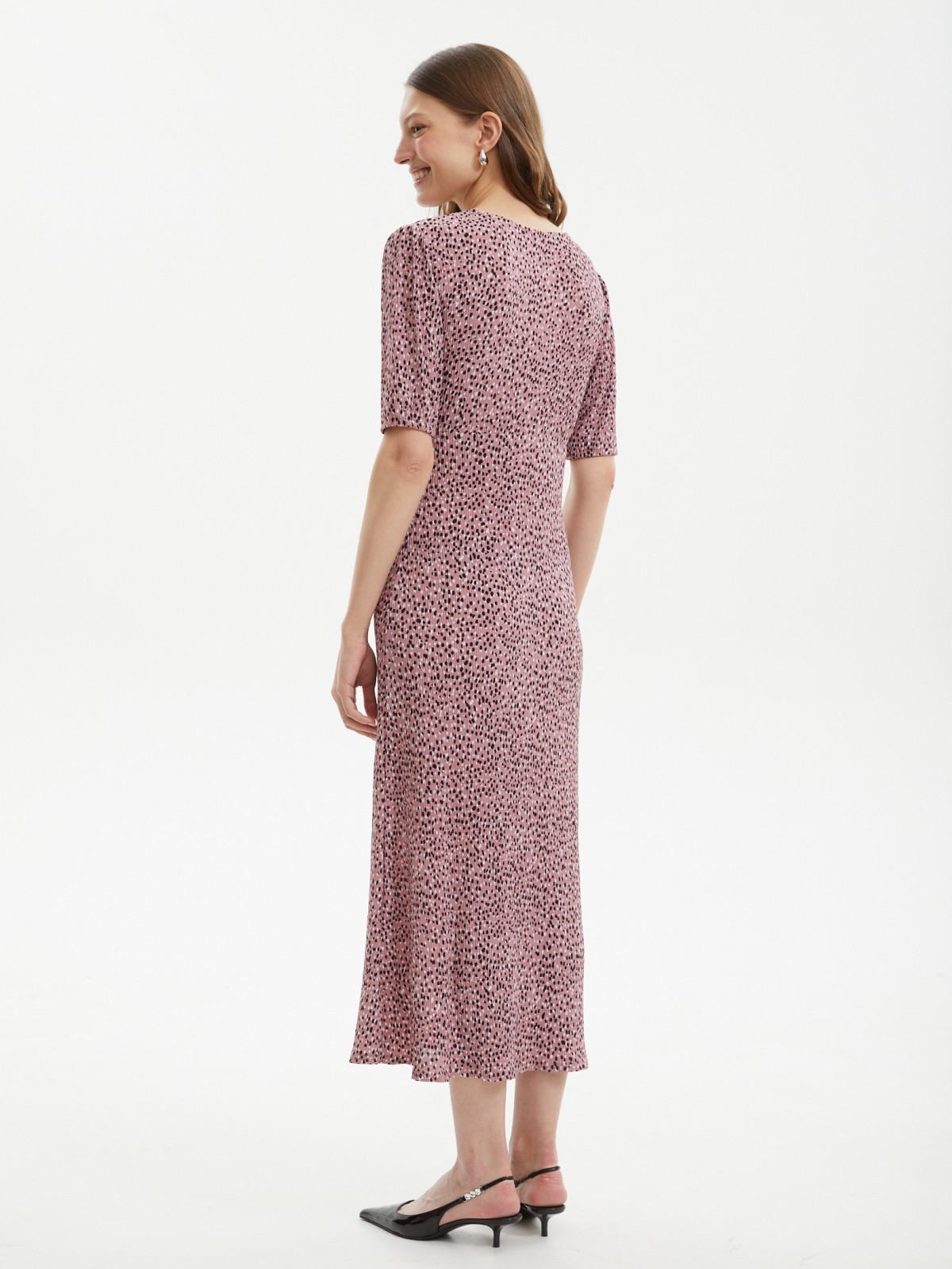 Платье длины миди с вырезом и принтом